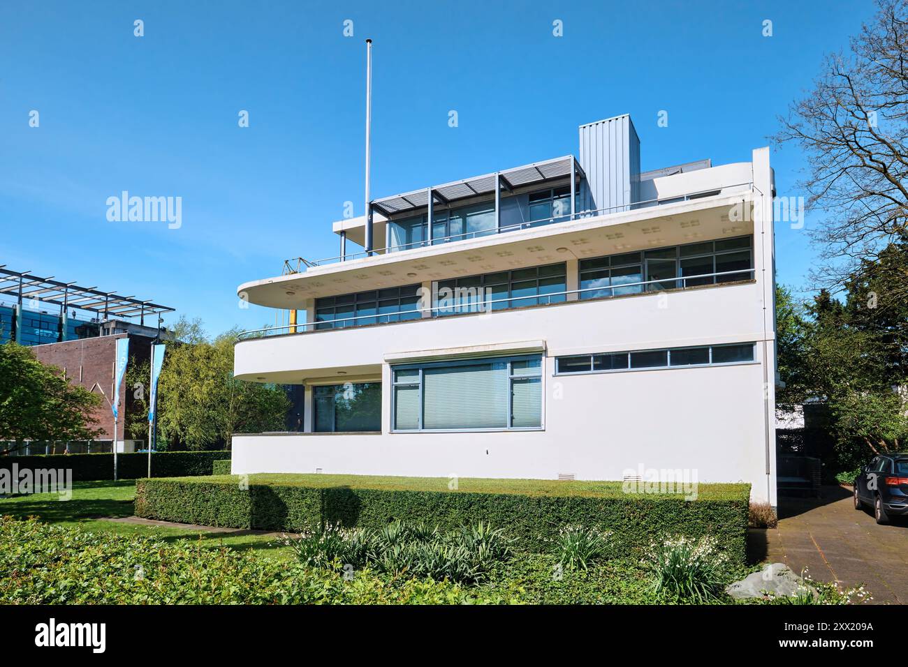 Rotterdam, Niederlande - 10. April 2024: Chabot Museum im Museumspark. Dem niederländischen Bildhauer Henk Chabot gewidmet. Neue weiße Villa im Objektivstil Stockfoto