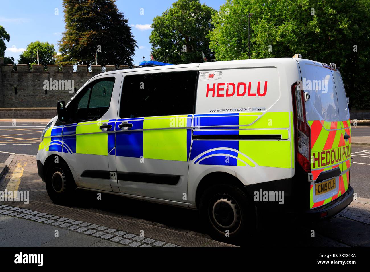 Der Polizeiwagen parkte gegenüber von Cardiff Castle, Cardiff, South Wales, Großbritannien. Vom August 2024 Stockfoto