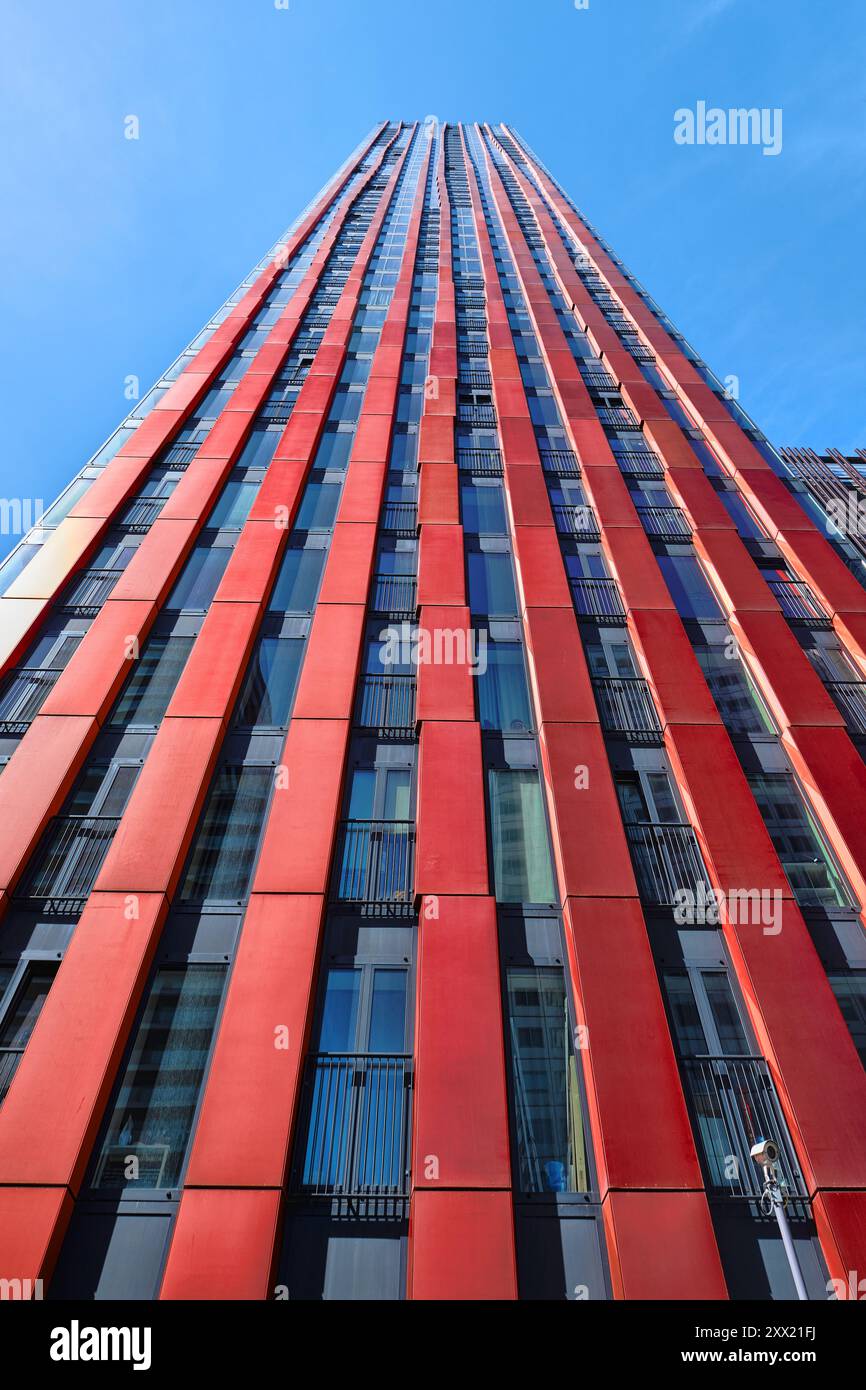 Rotterdam, Niederlande - 10. April 2024: Turm und schwimmender Block des Red Apple Wohnhauses im Wijnhaven-Kanal Stockfoto
