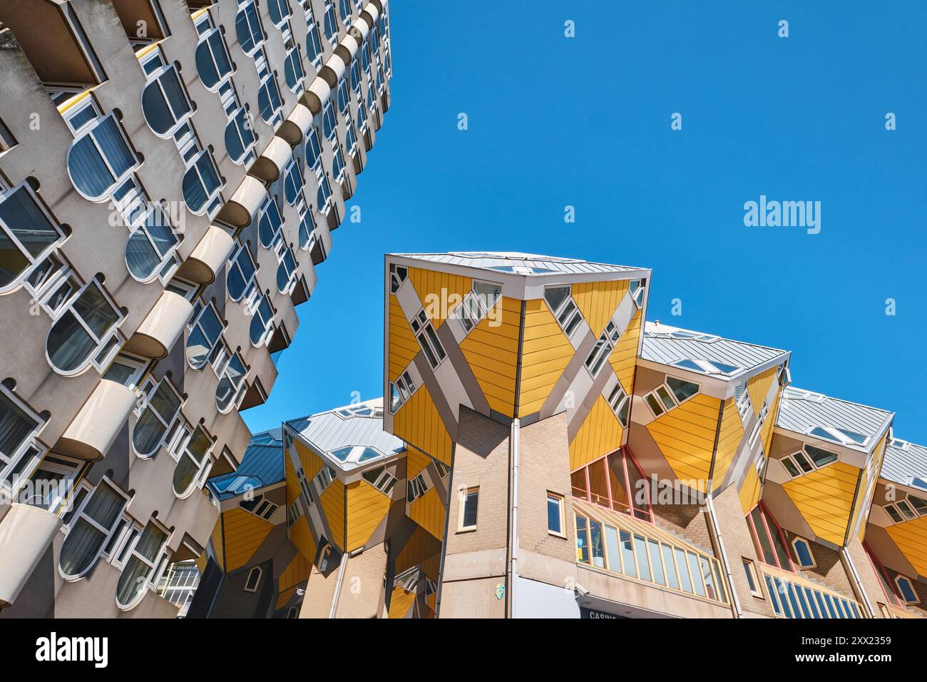Rotterdam, Niederlande - 10. April 2024: Würfelhäuser, lebendige gelbe einzigartige Würfelarchitektur mit blauem Himmel Stockfoto