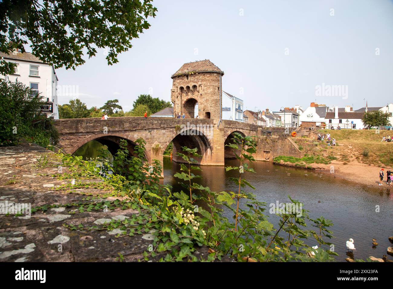 Die Monnow Bridge in Monmouth, Wales, ist die einzige noch erhaltene befestigte Flussbrücke Großbritanniens mit ihrem Torturm, der auf der Brücke über den Fluss Monno steht Stockfoto