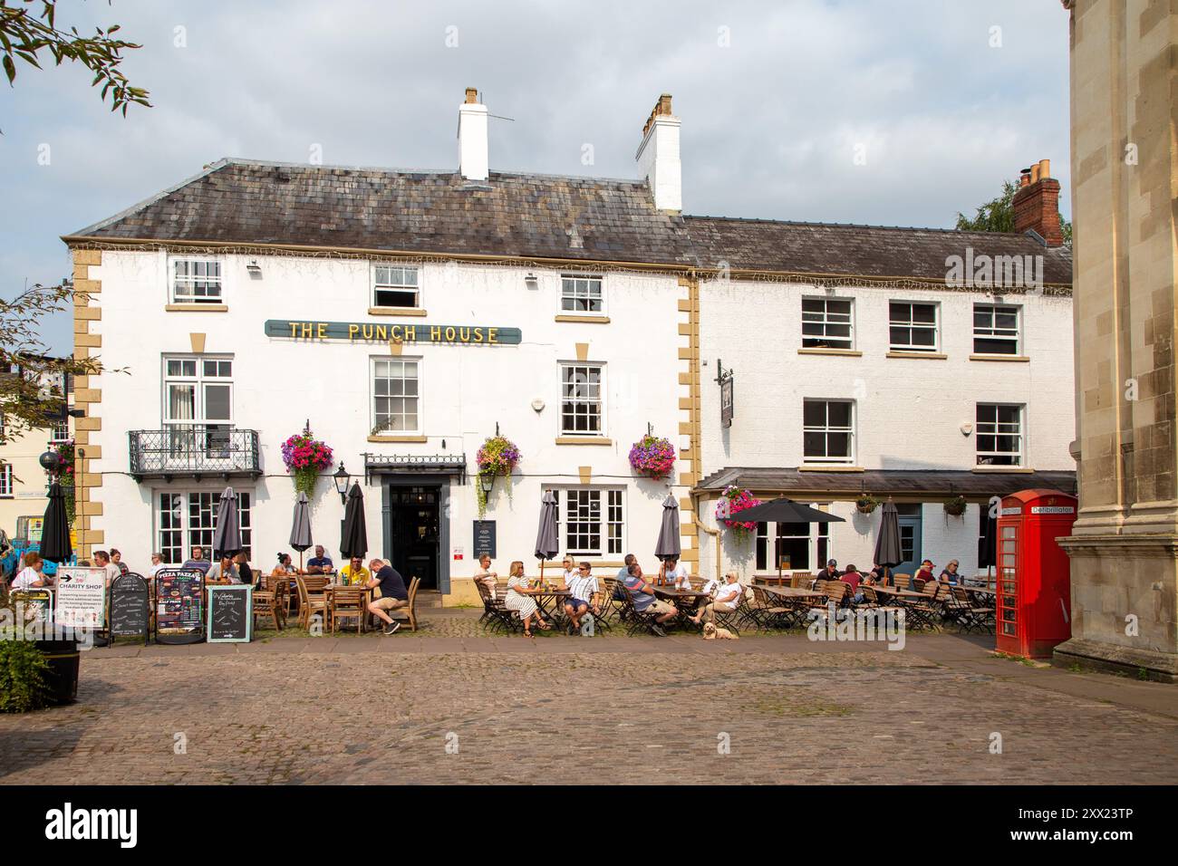 Leute, die draußen sitzen, essen und trinken im Punch House inn Pub am Agincourt Square in der walisischen Stadt Monmouth Wales Stockfoto