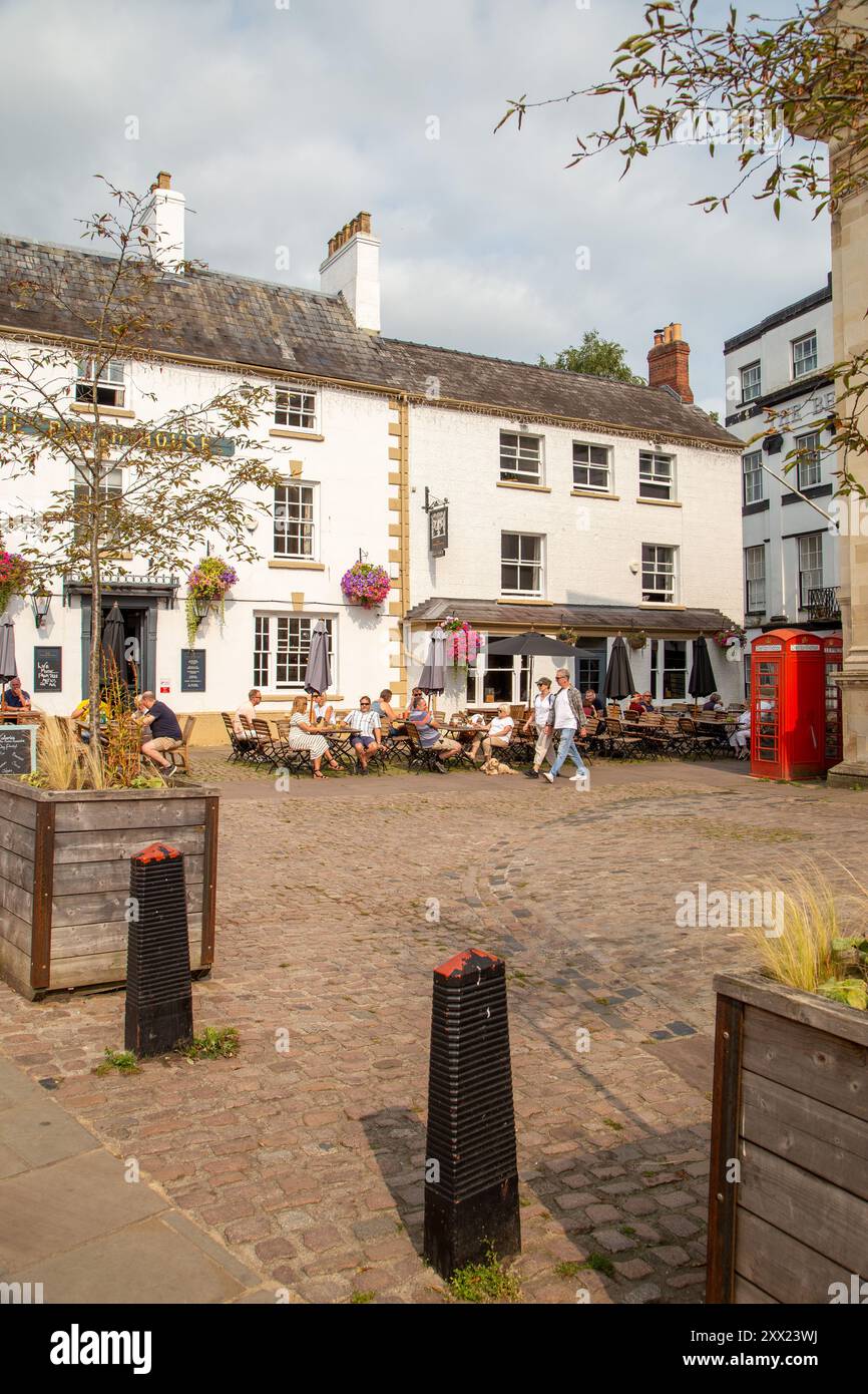 Leute, die draußen sitzen, essen und trinken im Punch House inn Pub am Agincourt Square in der walisischen Stadt Monmouth Wales Stockfoto