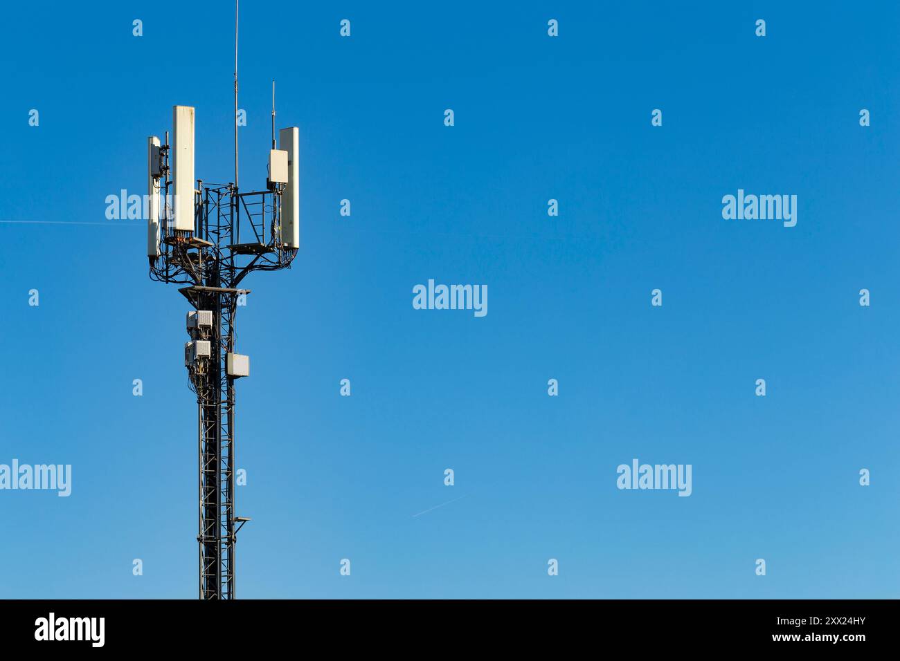 Telekommunikationsturm mit 4G- und 5G-Mobilfunk. Makro-Basisstation. Mobilfunk-Tower. Telekommunikations-Mobilfunkturm vor blauem Himmel Stockfoto