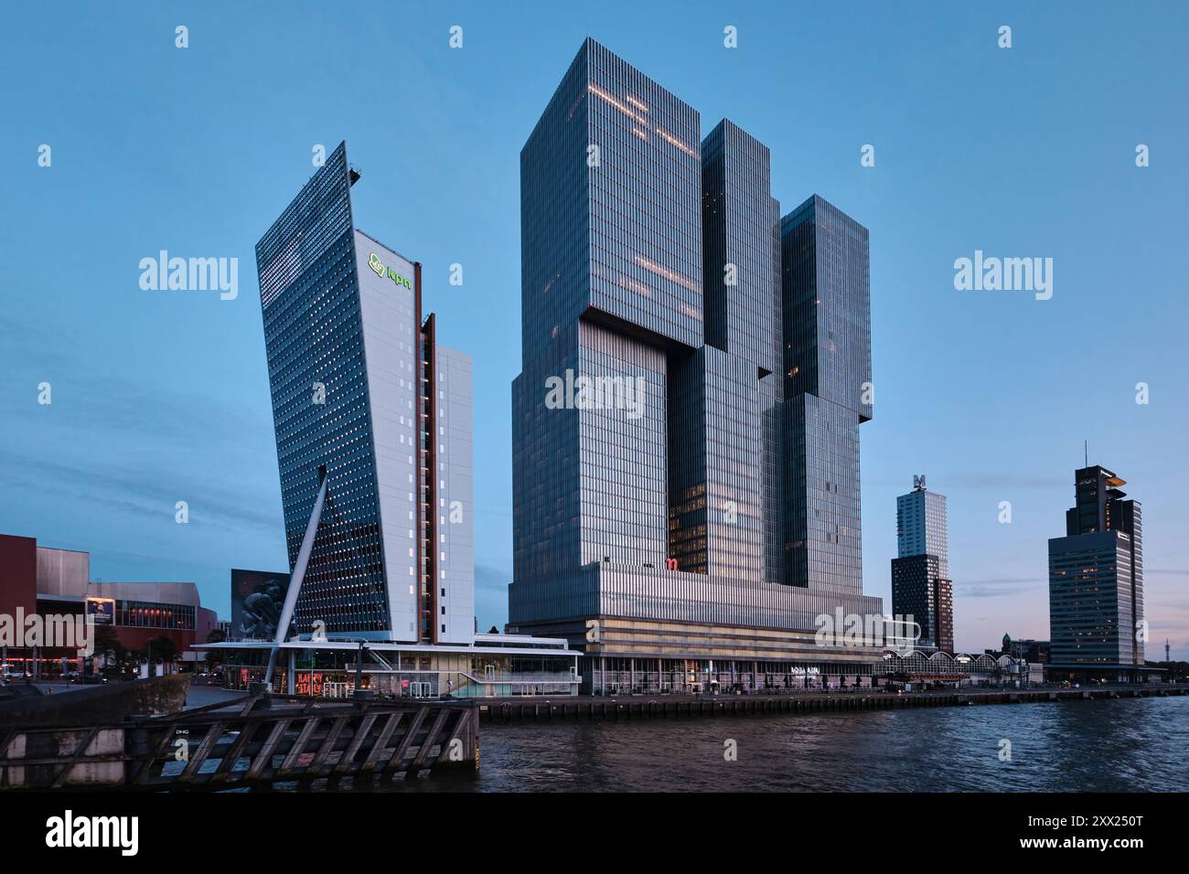 Rotterdam, Niederlande - 10. April 2024: De Rotterdam ist ein Gebäude am Wilhelminapier in Rotterdam, das von dem Architekten Rem Koolhaas entworfen wurde Stockfoto