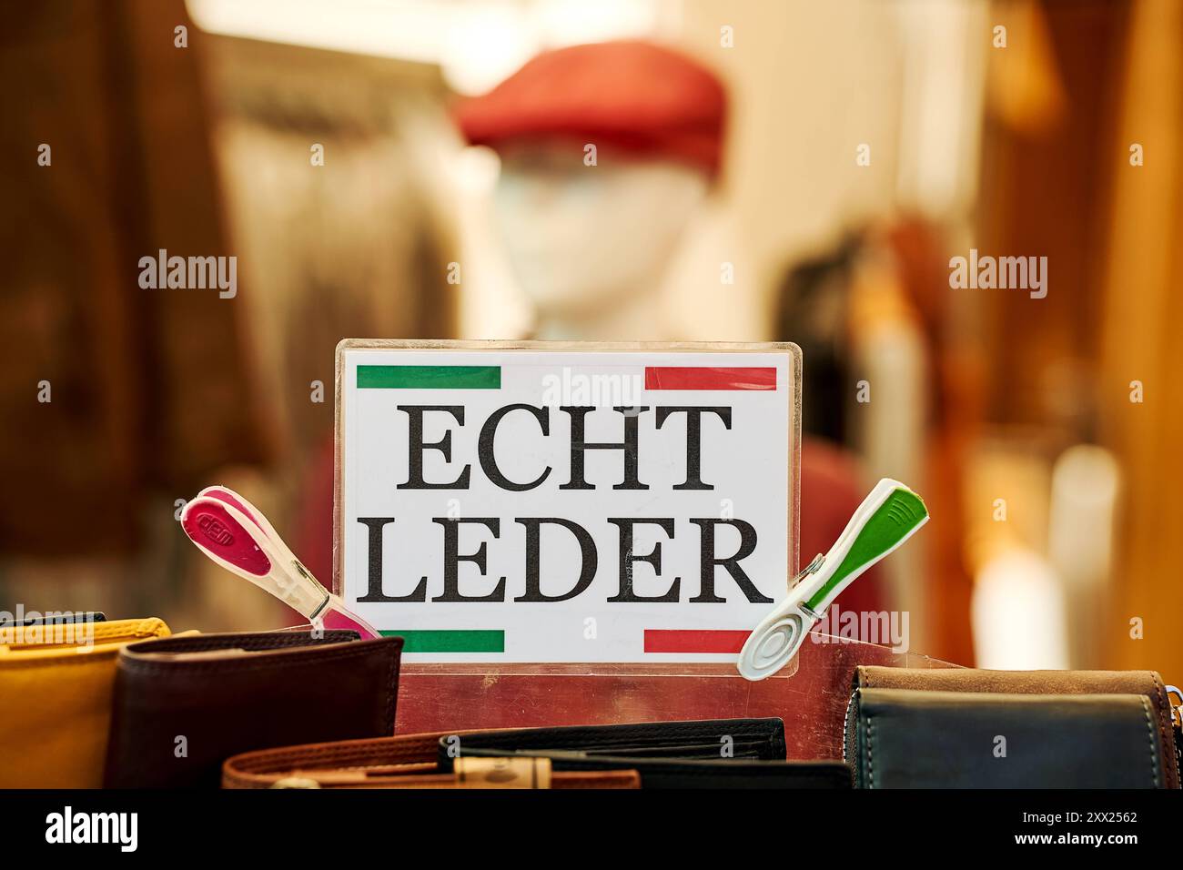 Malcesine, Gardasee, Italien - 20. Juli 2024: Ein Schild mit der Aufschrift: Echtes Leder, steht in einem Geschäft und hebt die Qualität der angebotenen Lederwaren hervor *** ein Schild mit der Aufschrift: Echt Leder, steht in einem Geschäft und hebt die Qualität der angebotenen Lederwaren hervor Stockfoto