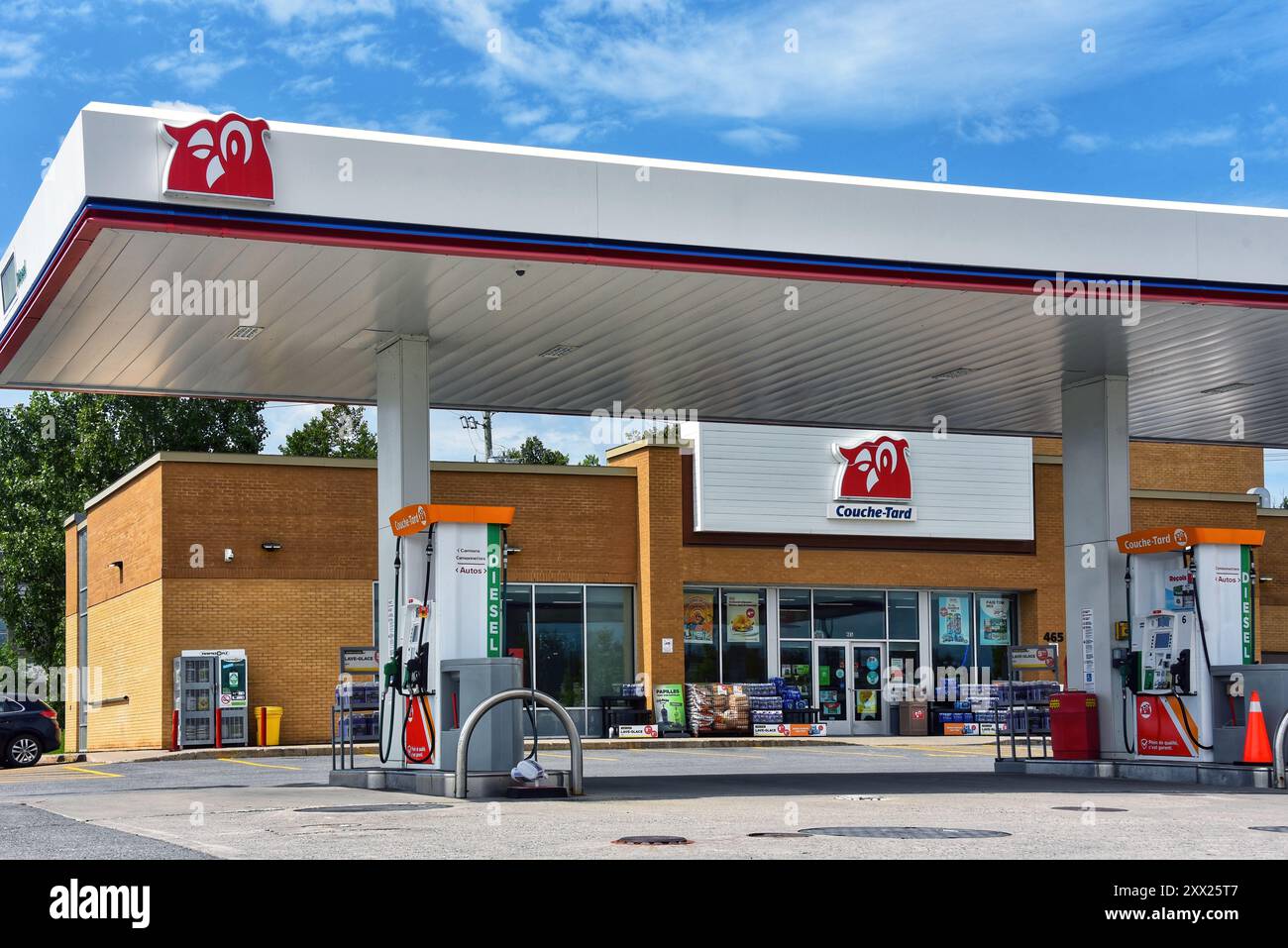 Gatineau, Kanada - 21. August 2024: Couche-Tard-Geschäft und Tankstelle in Chem. d’Aylmer. Couche-Tard ist ein multinationales Unternehmen mit Sitz in Quebec Stockfoto