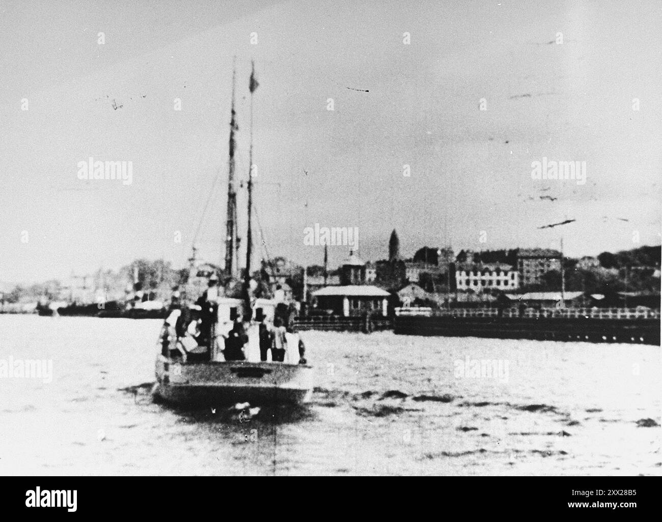 Juden auf einem Rettungsboot von Kopenhagen nach Schweden. Die Geschichte der dänischen Juden ist eine Ausnahme von der allgemeinen Gleichgültigkeit, die anderswo während des Holocaust zu sehen war. Der deutsche Diplomat GeorgFerdinand Duckwitz warnte ein Mitglied der dänischen Regierung, dass die Deportationen beginnen würden. Die Juden flohen alle ins Versteck und wurden vom dänischen Widerstand gegen das neutrale Schweden geschmuggelt, das den Juden Sicherheit versprach. Dadurch überlebten fast alle 7800 Juden in Dänemark. Stockfoto