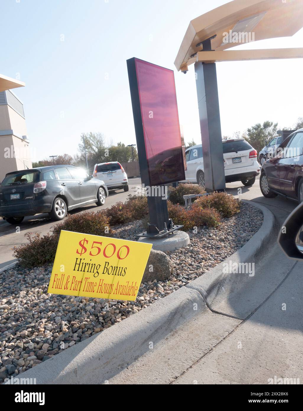 Wir gingen durch McDonald's Drive-Through mit einem Schild, das einen 500 Dollar Einstellungsbonus für dringend benötigte Mitarbeiter anwarnt. Alexandria Minnesota MN USA Stockfoto