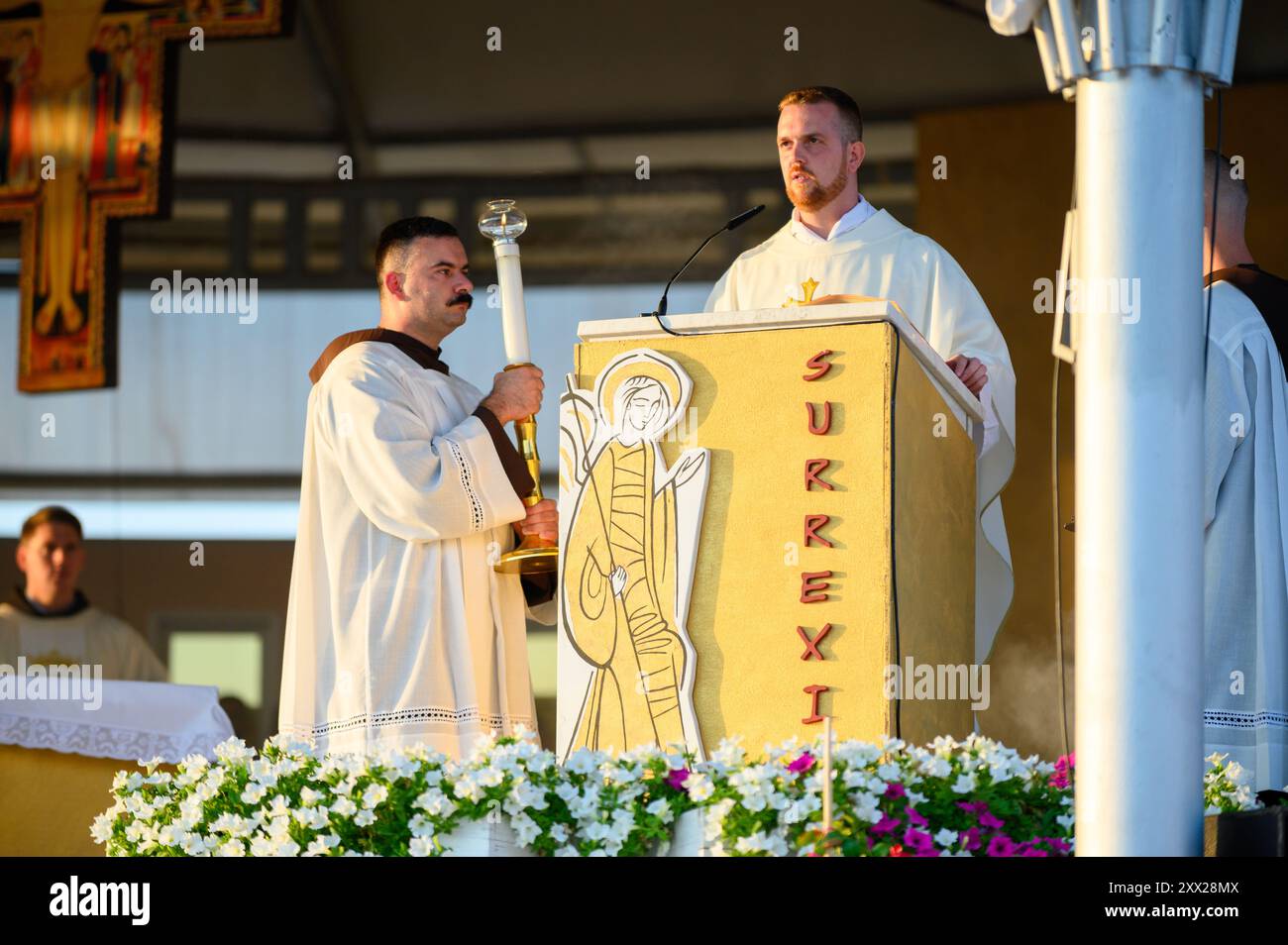 Ein Priester liest das Evangelium bei der heiligen Messe beim Mladifest 2024, dem jährlichen Jugendfest in Medjugorje. Stockfoto