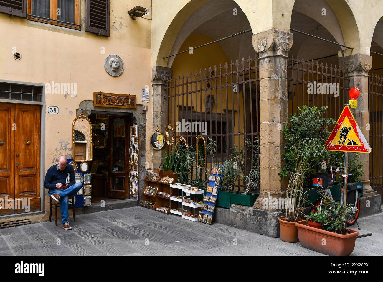 Außenansicht einer florentinischen Werkstatt neben der mittelalterlichen Veranda der Kirche San Jacopo, in Via Faenza, Florenz, Toskana, Italien Stockfoto