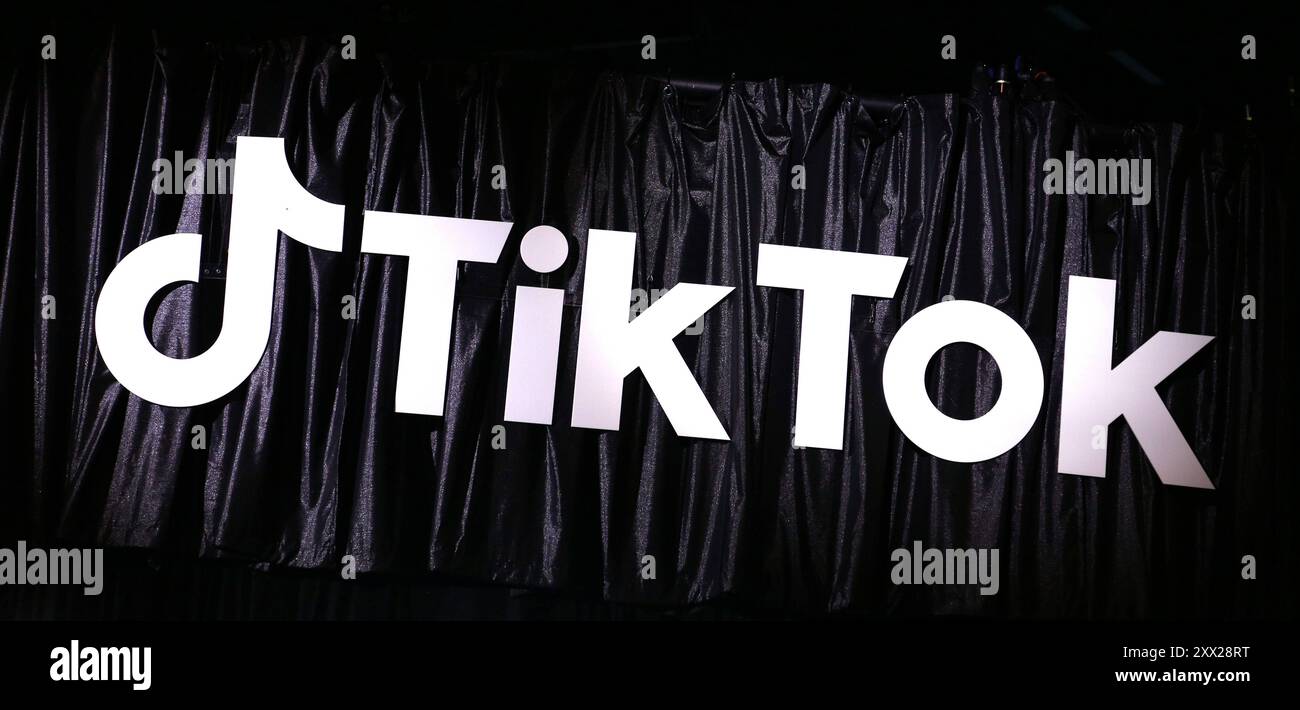 21.08.2024, Spielemesse gamescom in Köln. Logo am Stand von TikTok. 21.08.2024, Spielemesse gamescom in Köln 21.08.2024, Spielemesse gamescom in Köln *** 21 08 2024, Games fair gamescom in Köln Logo am TikTok Stand 21 08 2024, Games fair gamescom in Köln 21 08 2024, Games fair gamescom in Köln Stockfoto