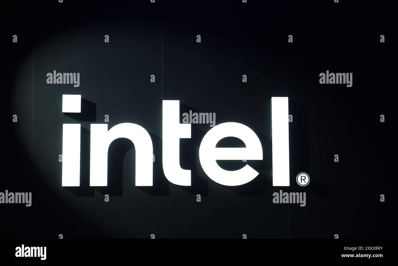 21.08.2024, Spielemesse gamescom in Köln. Logo am Stand von intel. 21.08.2024, Spielemesse gamescom in Köln 21.08.2024, Spielemesse gamescom in Köln *** 21 08 2024, Games fair gamescom in Köln Logo am intel Stand 21 08 2024, Games fair gamescom in Köln 21 08 2024, Games fair gamescom in Köln Stockfoto