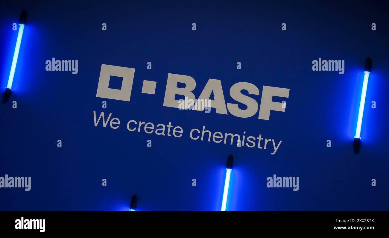 21.08.2024, Spielemesse gamescom in Köln. Logo am Stand von BASF mit Claim We create Chemistry. 21.08.2024, Spielemesse gamescom in Köln 21.08.2024, Spielemesse gamescom in Köln *** 21 08 2024, Games fair gamescom in Köln Logo am BASF Stand mit Claim Wir erstellen Chemie 21 08 2024, Games fair gamescom in Köln 21 08 2024, Games fair gamescom in Köln Stockfoto