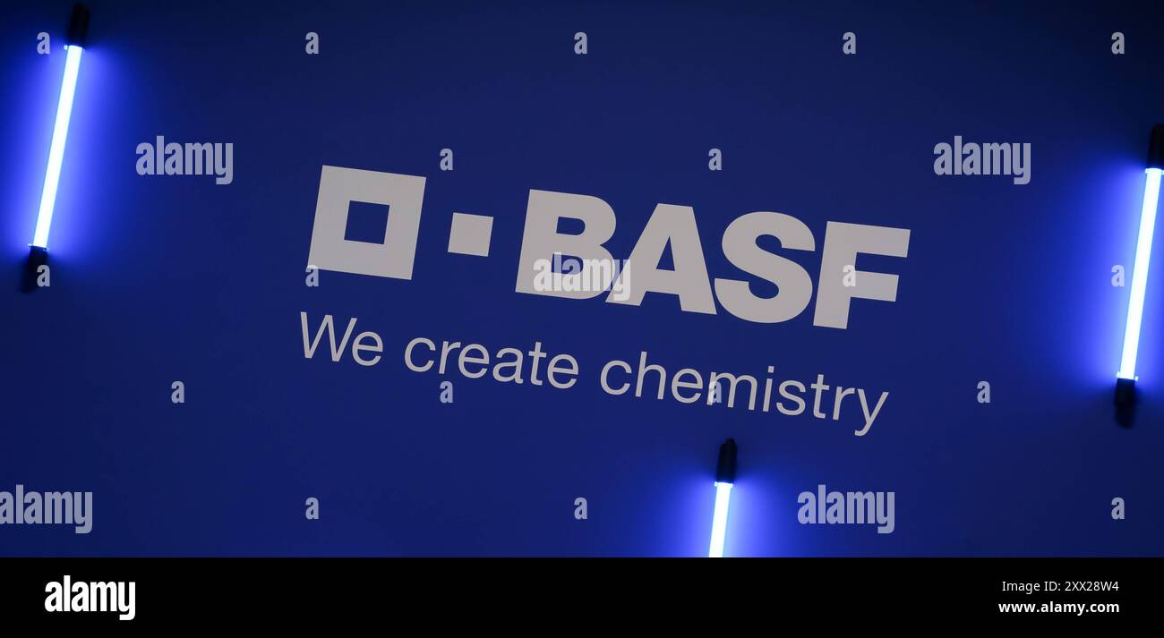 21.08.2024, Spielemesse gamescom in Köln. Logo am Stand von BASF mit Claim We create Chemistry. 21.08.2024, Spielemesse gamescom in Köln 21.08.2024, Spielemesse gamescom in Köln *** 21 08 2024, Games fair gamescom in Köln Logo am BASF Stand mit Claim Wir erstellen Chemie 21 08 2024, Games fair gamescom in Köln 21 08 2024, Games fair gamescom in Köln Stockfoto