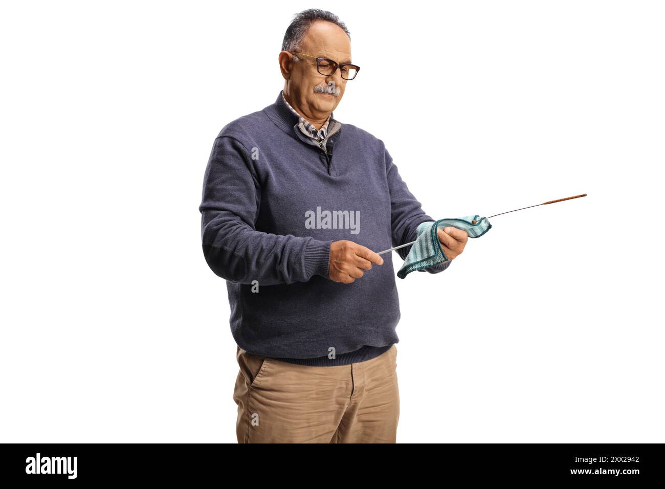 Reifer Mann wischt einen Messstab für die Prüfung des Motoröls auf weißem Hintergrund ab Stockfoto