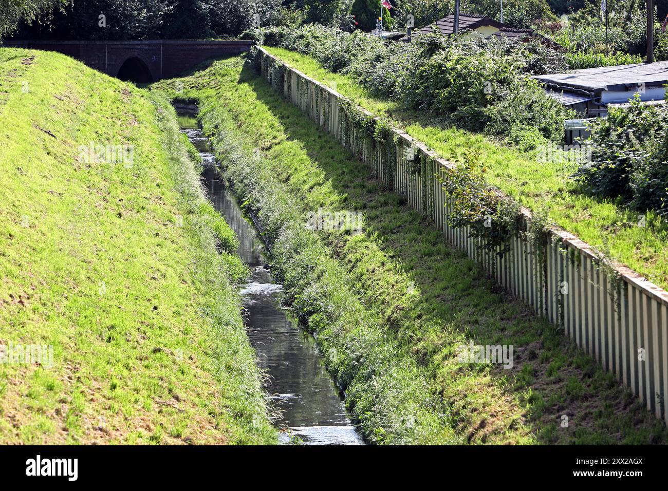 Geplante Renaturierung von kanalisierten Fließgewässern der Borbecker-Mühlenbach vor der Renaturierung als kanalisiertes Fließgewässer Essen Nordrhein-Westfalen Deutschland *** geplante Renaturierung kanalisierter Wasserläufe der Borbecker Mühlenbach vor der Renaturierung als kanalisierter Wasserlauf Essen Nordrhein-Westfalen Deutschland Stockfoto