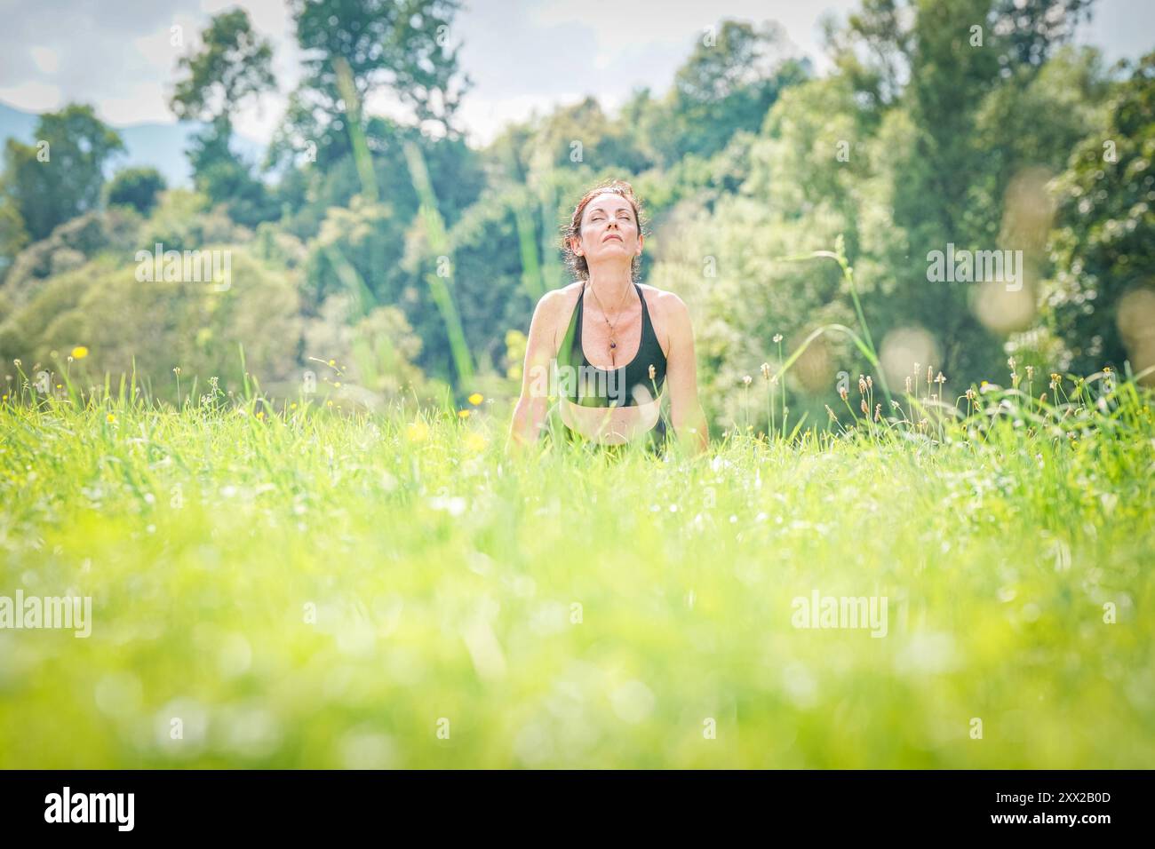 Yoga, Frau, Natur, Wiese, Fitness, Entspannung, Outdoor, Gesunder Lebensstil, Bewegung, Meditation, Achtsamkeit, Outdoor-Yoga, Achtsamkeitstraining, Gesundheit und Wohlbefinden, Naturverbundenheit, Stressabbau, Wellness-Trend, nachhaltige Lebensweise, mentale Gesundheit, Fitness im Freien, Naturerlebnis, körperliche und geistige Balance, Tourismus im Alpenraum, Wellness-Tourismus, ganzheitliche Gesundheit, Erholung in der Natur. Modellversion mr vorhanden. *** Yoga, Frau, Natur, Wiese, Fitness, Entspannung, Outdoor, gesunder Lebensstil, Bewegung, Meditation, Achtsamkeit, Yoga im Freien, Achtsamkeit Stockfoto