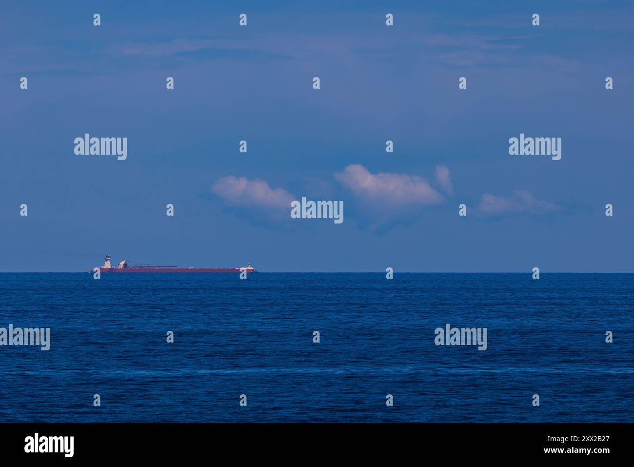 Ein Binnenschiff, das auf dem Great Lake Superior fährt. Stockfoto