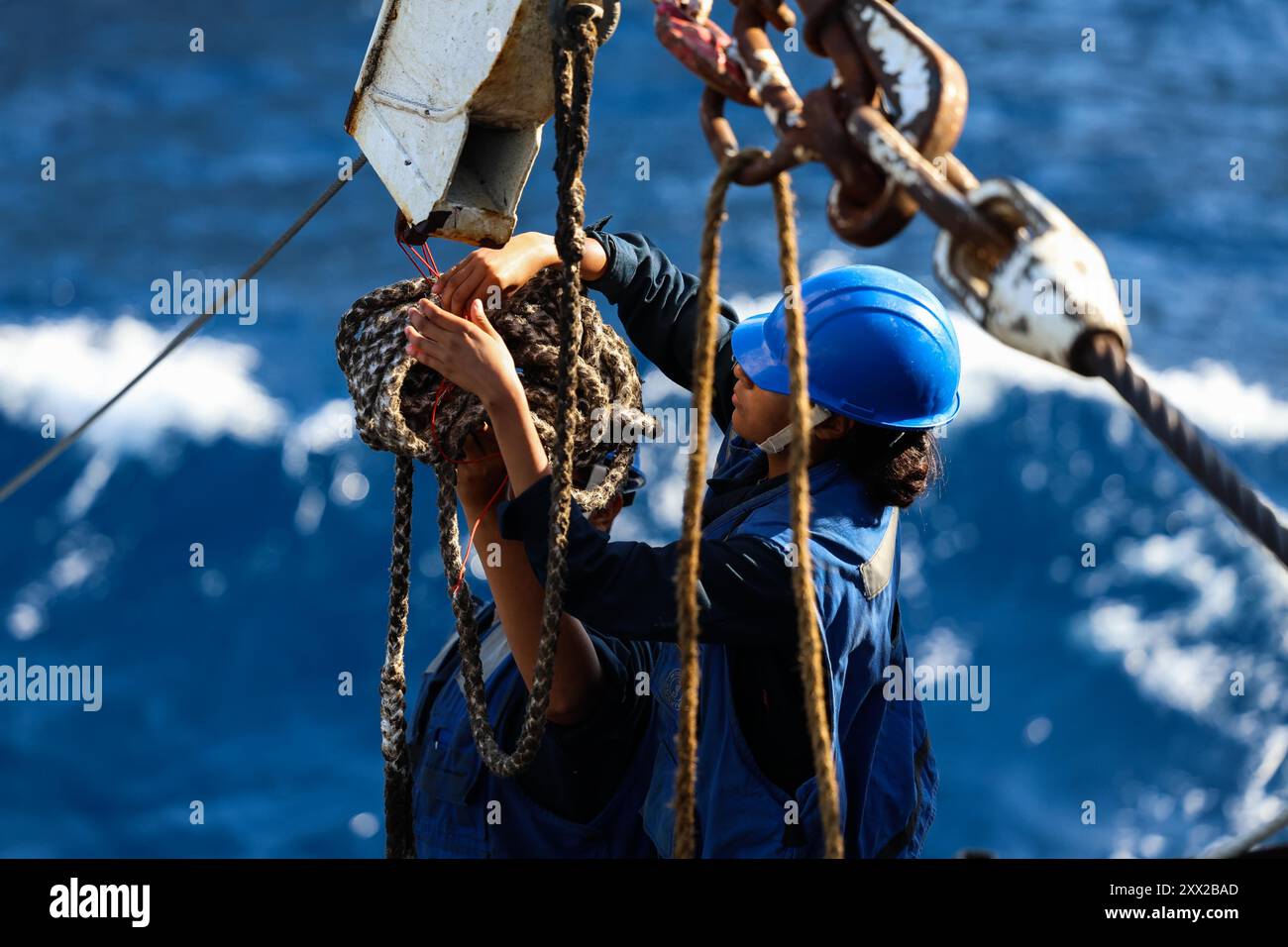 Mittelmeer. August 2024. Boatswains Mate 3rd Class Kanim Hannigan (links) und Seaman Tamara Cervantes (rechts) vom Arleigh Burke-Klasse-Raketenzerstörer USS Bulkeley (DDG 84) verbinden ein Spannkabel während einer Auffüllung auf See im August. 10, 2024. Bulkeley befindet sich auf einem geplanten Einsatz im US-Marinestreitgebiet Europa, das von der 6. US-Flotte eingesetzt wird, um die Interessen der USA, Verbündeten und Partner zu verteidigen. (Kreditbild: © Joseph Macklin/USA Navy/ZUMA Press Wire) NUR FÜR REDAKTIONELLE ZWECKE! Nicht für kommerzielle ZWECKE! Stockfoto