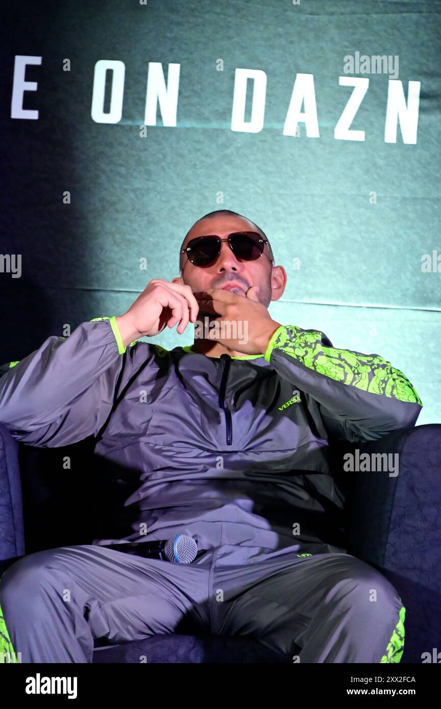 Mexiko-Stadt, Mexiko. August 2024. Boxer John Gotti III. Sprach während einer Pressekonferenz vor dem Kampf von Floyd Mayweather Jr gegen John Gotti III. Am 21. August 2024 in Mexiko-Stadt. (Foto: Carlos Tischler/Eyepix Group/SIPA USA) Credit: SIPA USA/Alamy Live News Stockfoto