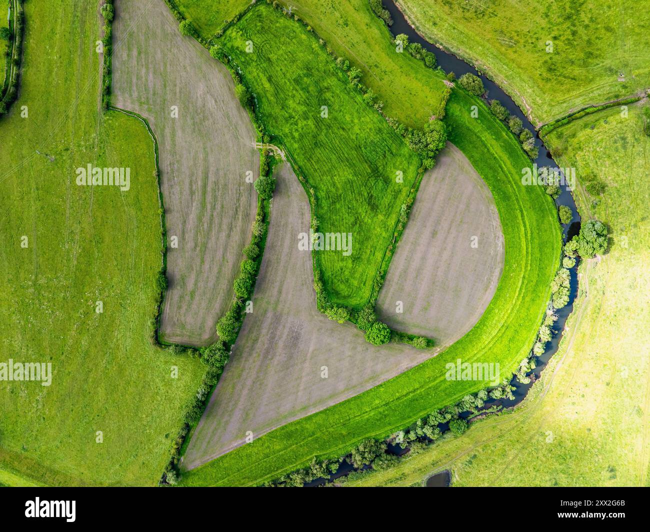 Begib dich über Farmen und Felder über Cononley und River Aire von einer Drohne, Keighley, North Yorkshire, England Stockfoto