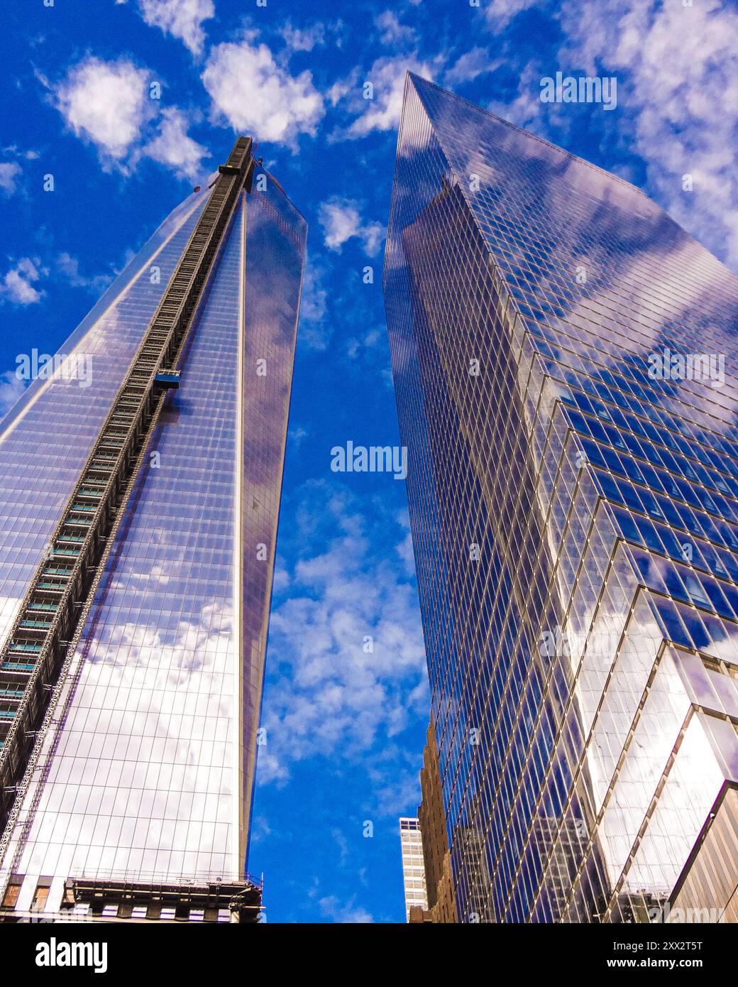 New york City, NY, USA - 12.10.2013: One World Trade Center, das sich 2013 noch im Bau befand, mit blauem Himmel Stockfoto