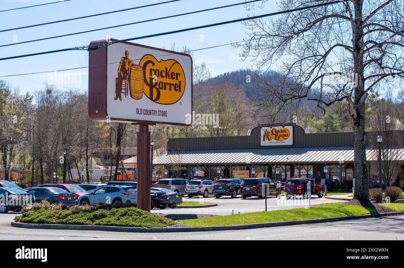 PIGEON FORGE, TN - 12. März 2024: Cracker Barrel Old Country Store und Schild und belebter Parkplatz mit Autos und Fahrzeugen in Tennessee. Stockfoto