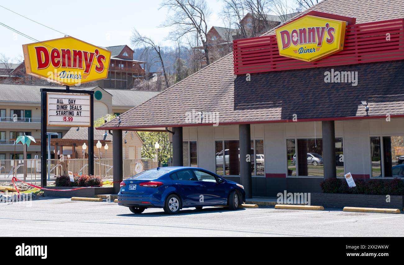 PIGEON FORGE, TN - 12. März 2024: Denny's Diner Schilder und Restaurant und Parkplatz, an einem sonnigen Tag in Tennessee. Stockfoto