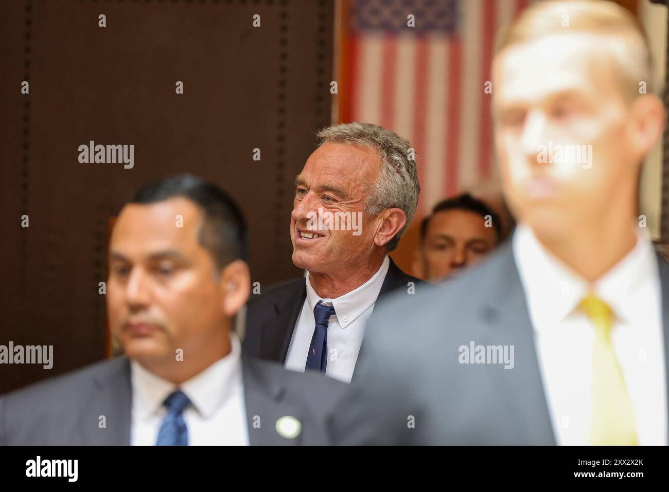 Mineola, Vereinigte Staaten Von Amerika. August 2024. MINEOLA, NEW YORK – 21. AUGUST: Robert F. Kennedy Jr. Am Supreme Court in Mineola, New York, um gegen eine Wahlkampfklage Berufung einzulegen. Letzte Woche entschied Ein New Yorker Richter, dass Kennedy nicht auf dem Wahlzettel erscheinen sollte, weil er am 21. August 2024 eine Scheinansprache bei Nominierungen am Supreme Court in Mineola, New York aufführte Stockfoto