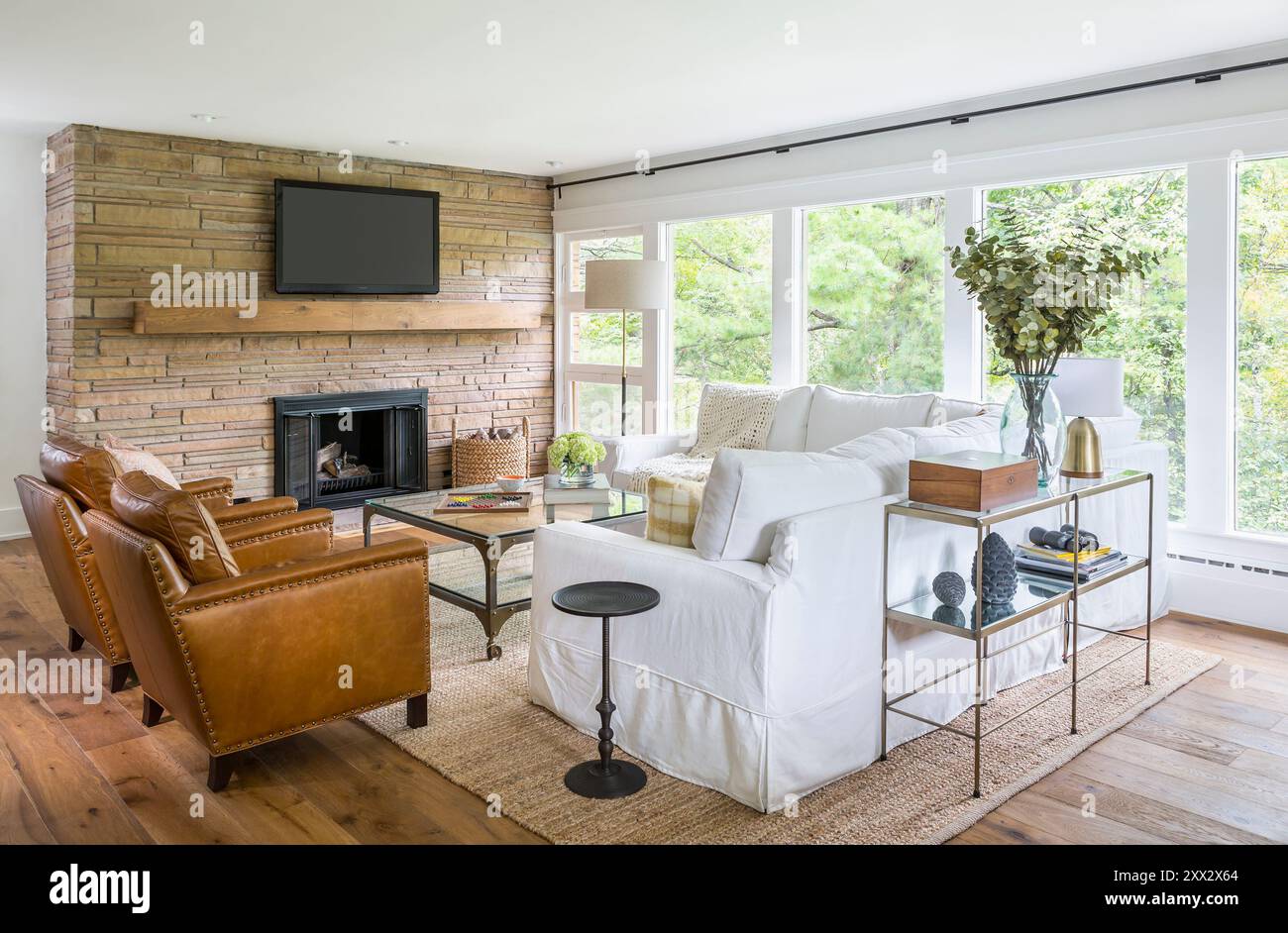 Wohnzimmer des Sommers Retreat Haus mit großen Fenstern und originalem Steinkamin Stockfoto