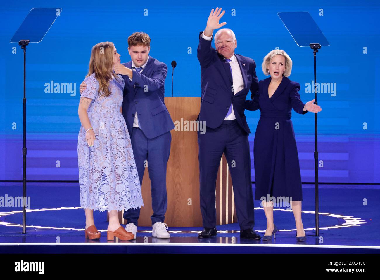 Chicago, Usa. August 2024. Der demokratische Präsidentschaftskandidat Tim Walz, seine Frau Gwen (R), sein Sohn Gus und seine Tochter Hope (L) stehen am Mittwoch, den 21. August 2024 auf der Bühne der Democratic National Convention im United Center in Chicago, Illinois 2024. Das Thema des dritten Tages lautet „Ein Kampf für unsere Freiheiten“. Foto: Tannen Maury/UPI Credit: UPI/Alamy Live News Stockfoto