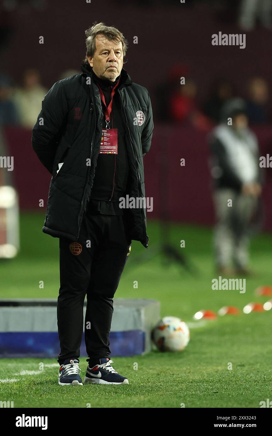 Der argentinische Lanus-Cheftrainer Ricardo Zielinsky gibt beim Achtelfinale der Copa Sudamericana gegen die Ecuadors Liga Deportiva Universitaria am 21. August 2024 im Stadion Ciudad de Lanus in Lanus, Provinz Bueos Aires, Gesten. Stockfoto