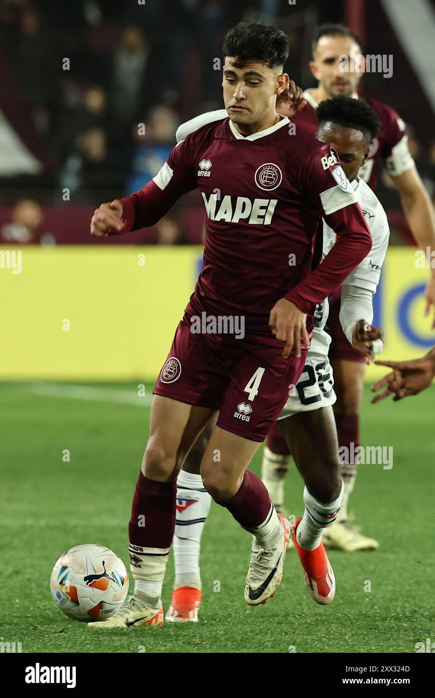 Gonzalo Perez, der argentinische Verteidiger Lanus Uruguayas, blickt am 21. August 2024 beim Achtelfinale der Copa Sudamericana gegen die Liga Deportiva Universitaria aus Ecuador im Stadion Ciudad de Lanus in Lanus, Provinz Bueos Aires, zu. Stockfoto