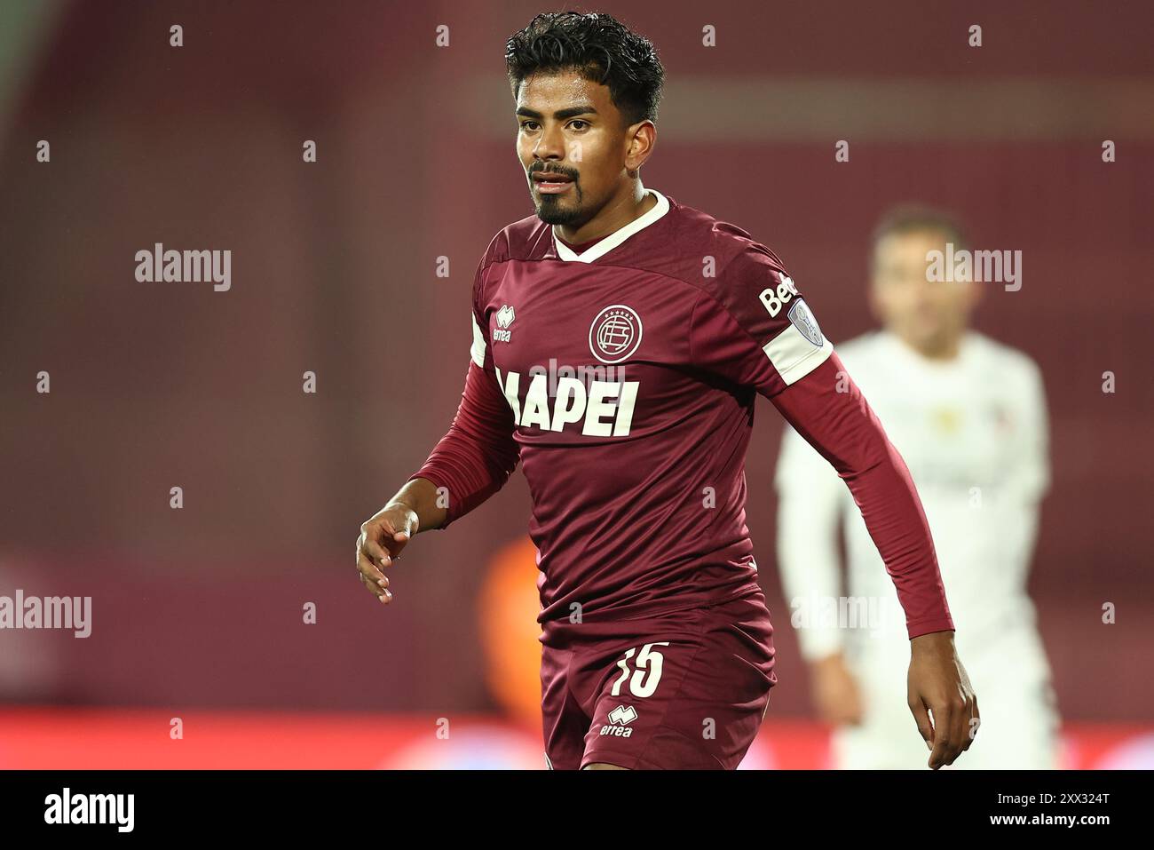 Der argentinische Mittelfeldspieler Raul Loaiza blickt am 21. August 2024 im Ciudad de Lanus Stadion in Lanus, Provinz Bueos Aires, auf das Achtelfinale der Copa Sudamericana gegen die Liga Deportiva Universitaria aus Ecuador. Stockfoto