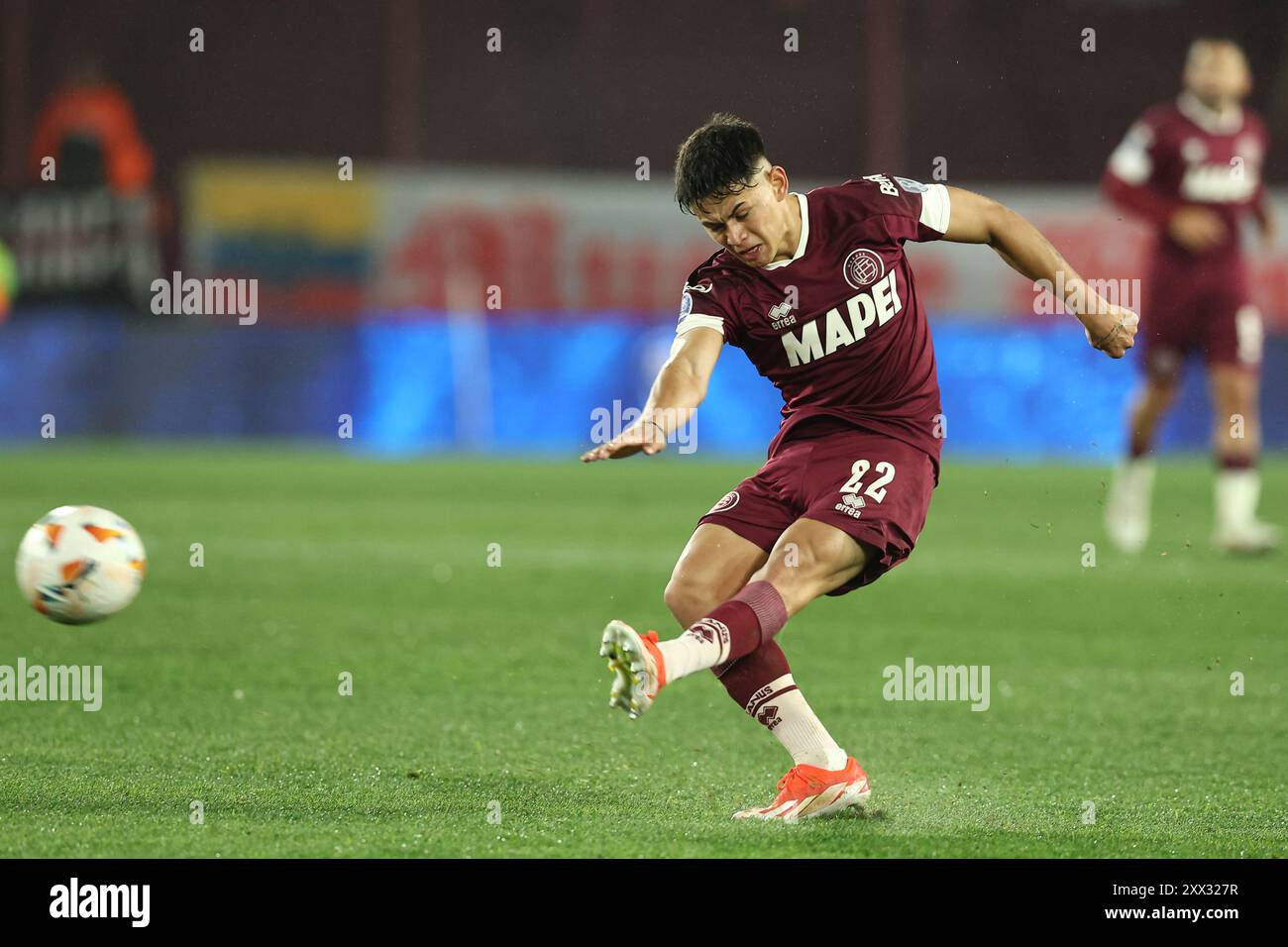 Der argentinische Lanus-Stürmer Walter Bou schießt den Ball im Achtelfinale der Copa Sudamericana gegen Ecuadors Liga Deportiva Universitaria im Ciudad de Lanus-Stadion in Lanus, Bueos Aires, am 21. August 2024. Stockfoto