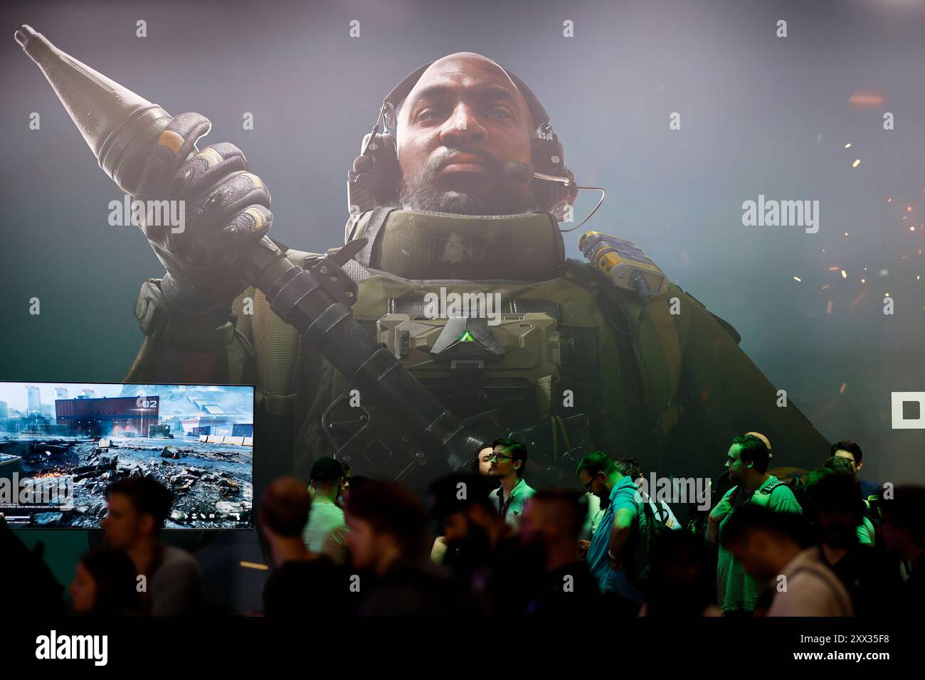 Besucher testen Videospiele auf der Gamescom 2024 in Köln. Im Bild wartende Besucher am Stand eines Ego-Shooters, erstmals sind über 1400 Aussteller zu der Video- und Computerspielmesse präsent. Themenbild, Symbolbild Köln, 21.08.2024 NRW Deutschland *** Besucher testen Videospiele auf der Gamescom 2024 in Köln das Bild zeigt erstmals auf einem Ego-Shooter-Stand wartende Besucher 1.400 auf der Video- und Computerspielmesse Theme Picture, Symbolbild Köln, 21 08 2024 NRW Deutschland Copyright: XChristophxHardtx Stockfoto