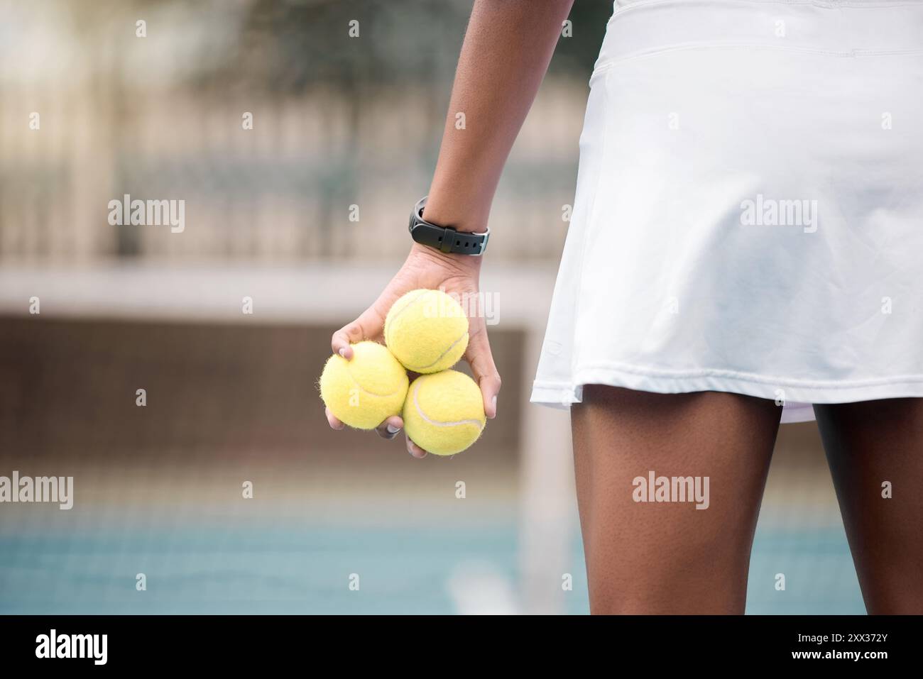 Hände, Bälle oder Frau im Tennisplatz für Fitness, Sport und gesundes Spielertraining in Übung oder Training. Profi, Back oder Spieler bereit Stockfoto