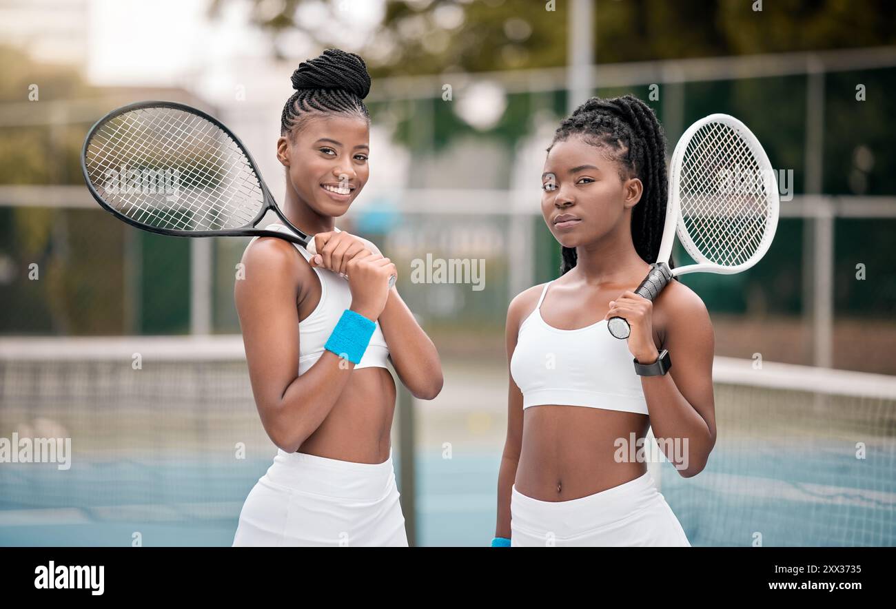 Porträt, Schläger oder Freunde auf dem Tennisplatz für Doppel-, Sport- und Fitnesstraining in Bewegung, Spiel oder Training. Schwarze Menschen, Frauen oder Spieler Stockfoto