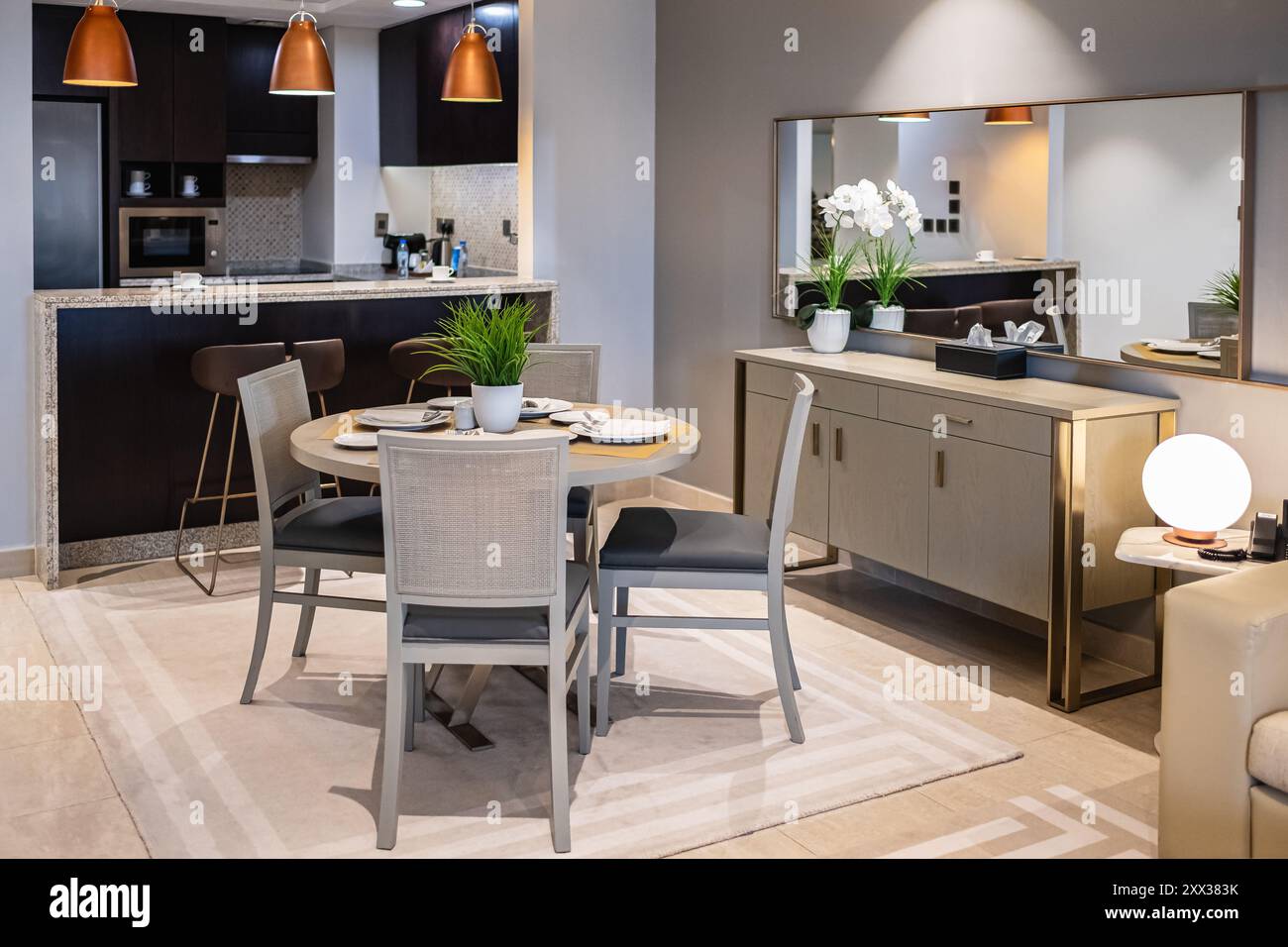 Modernes Innenhaus Wohn- und Essbereich. Stilvolle, gemütliche Küche und Esszimmer. Moderne Möbel mit Accessoires, Tisch und Stühlen Stockfoto