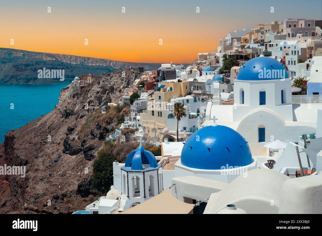 Oia Dorf bei Sonnenuntergang, Santorin, Griechenland. Stockfoto