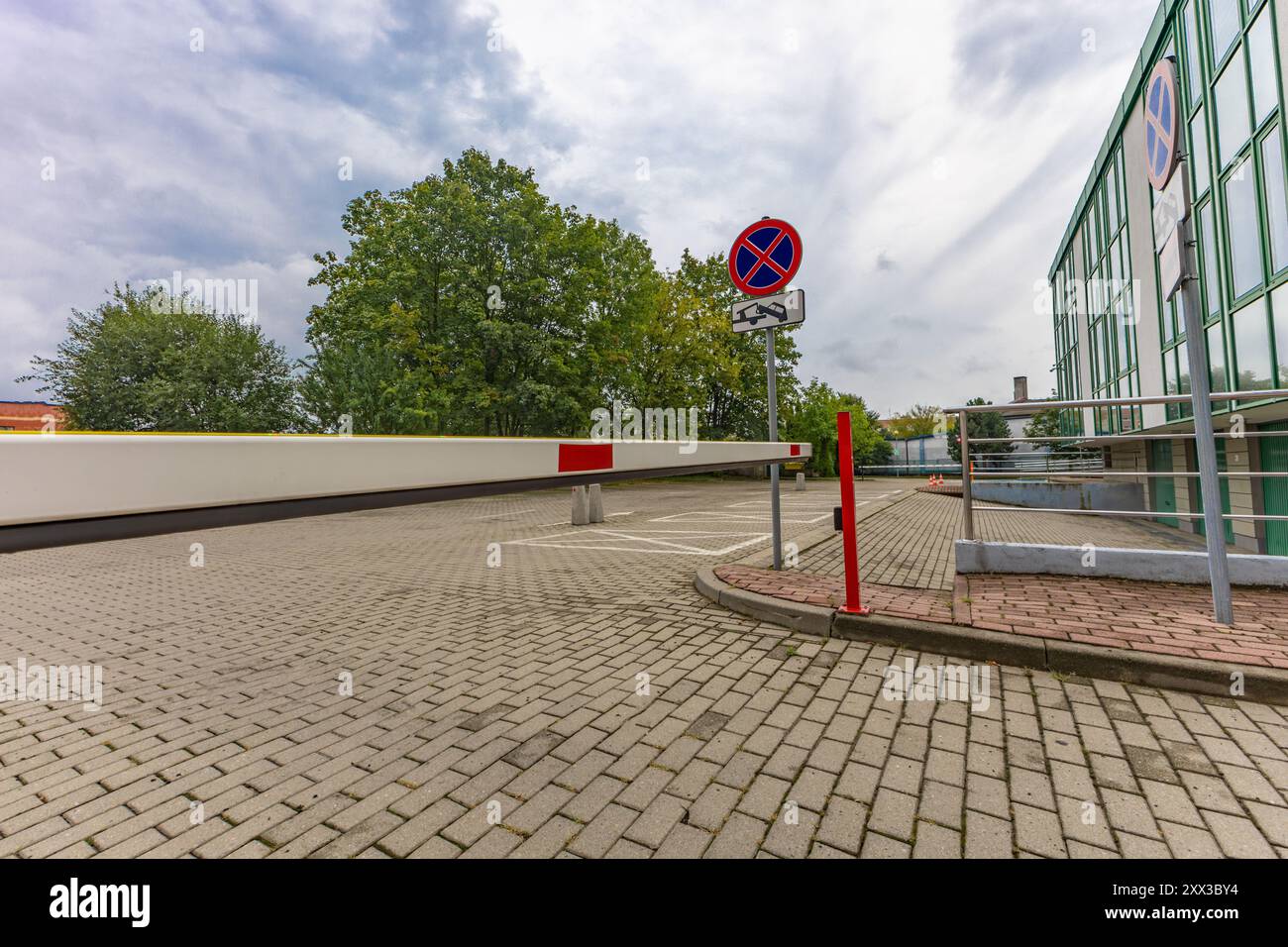 Verlassene Parkbarriere, Leerplätze auf dem kostenpflichtigen Parkplatz, Zutritt zum Grundstück verboten Stockfoto