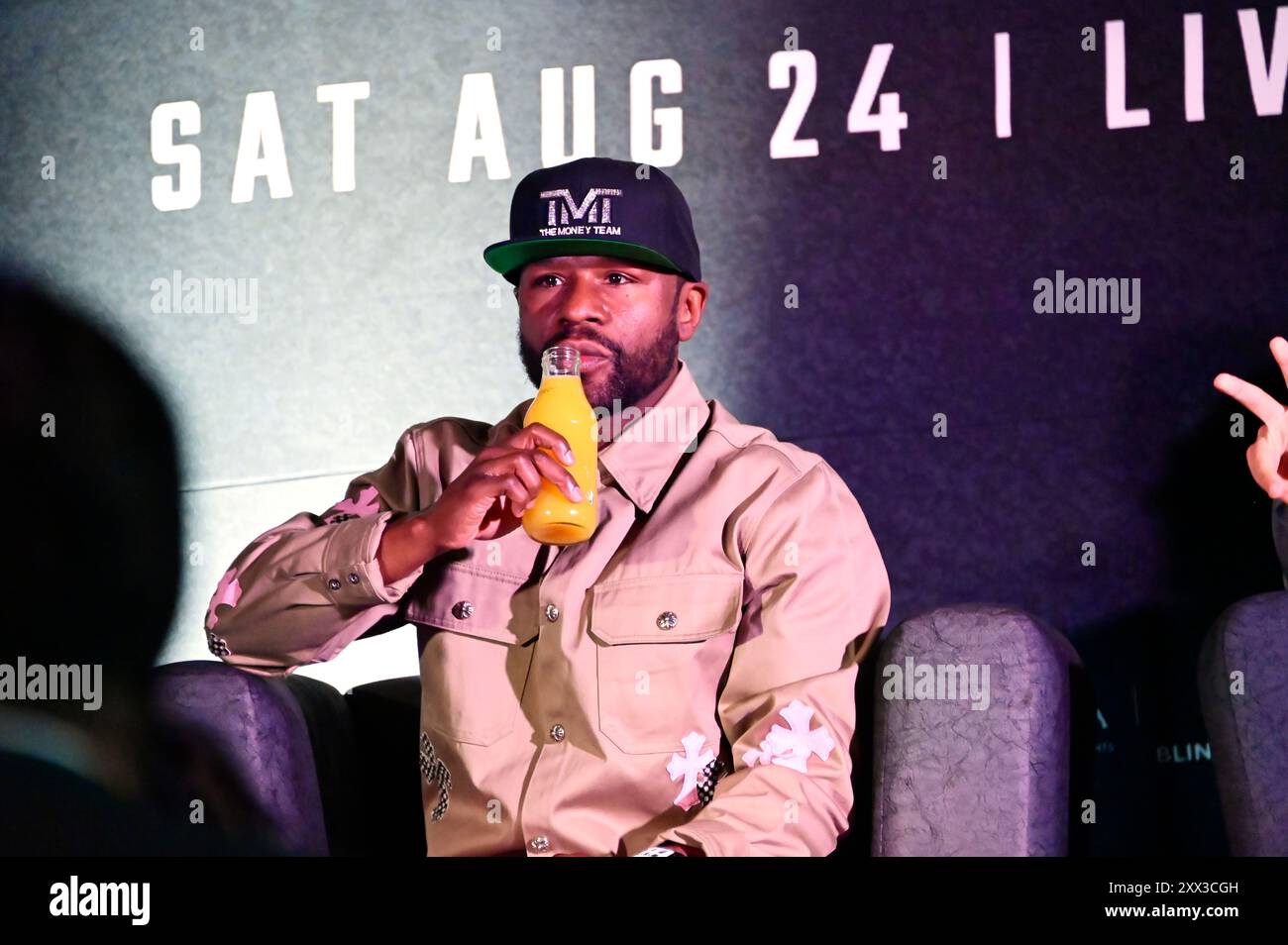 Mexiko-Stadt, Mexiko. August 2024. Boxer Floyd Mayweather Jr. spricht während einer Pressekonferenz für den Kampf gegen John Gotti III. In Mexiko-Stadt am 21. August 2024. (Foto: Carlos Tischler/Eyepix Group) (Foto: Eyepix/NurPhoto) Credit: NurPhoto SRL/Alamy Live News Stockfoto
