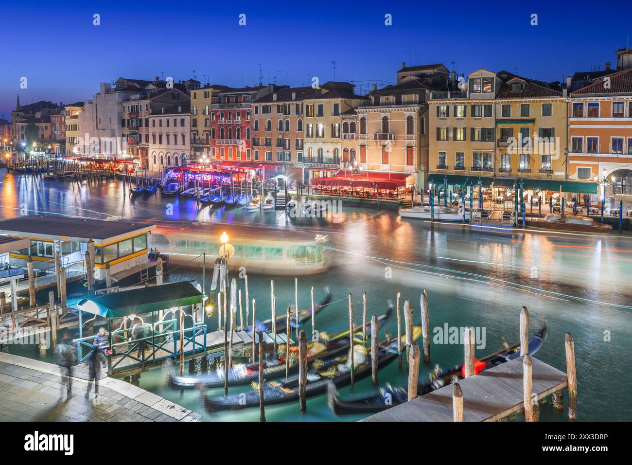 Venedig, Italien mit Blick auf Boote und Gondeln im Canale Grande in der Abenddämmerung. Stockfoto