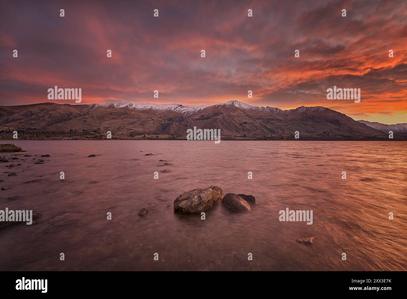 Sonnenuntergang über Lake Wanaka in Richtung Roy's Peak, Winter 2024. Stockfoto