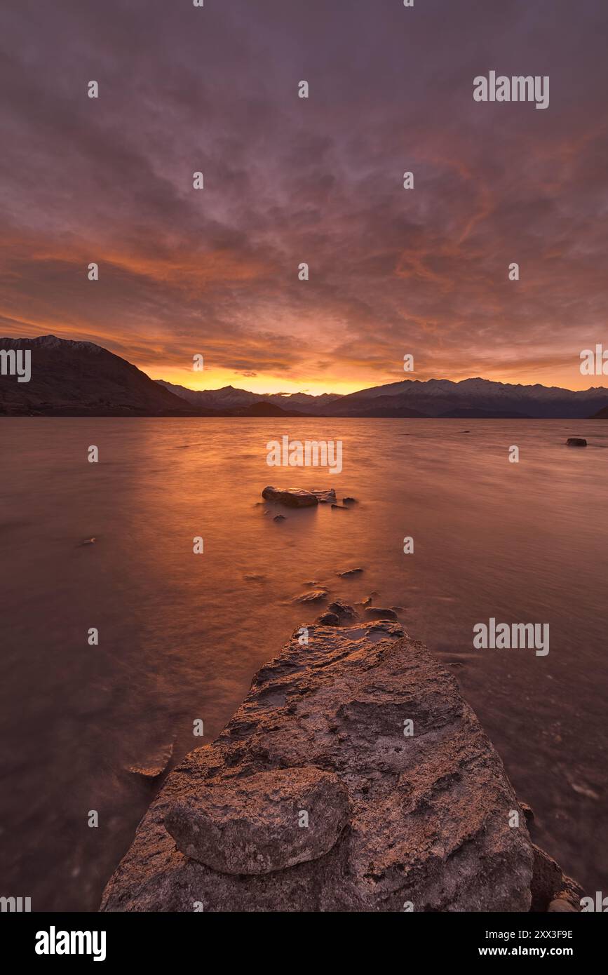 Sonnenuntergang über Lake Wanaka in Richtung Roy's Peak, Winter 2024. Stockfoto