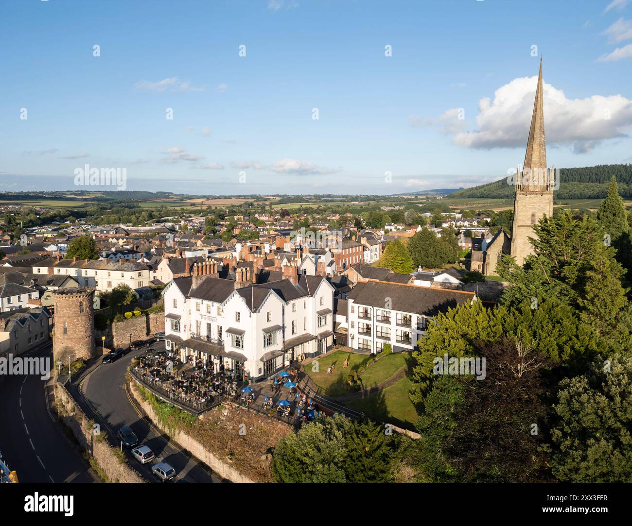 Das Royal Hotel, St. Marys Church Ross in der Altstadt von Wye, Herefordshire, England, Aussicht Stockfoto