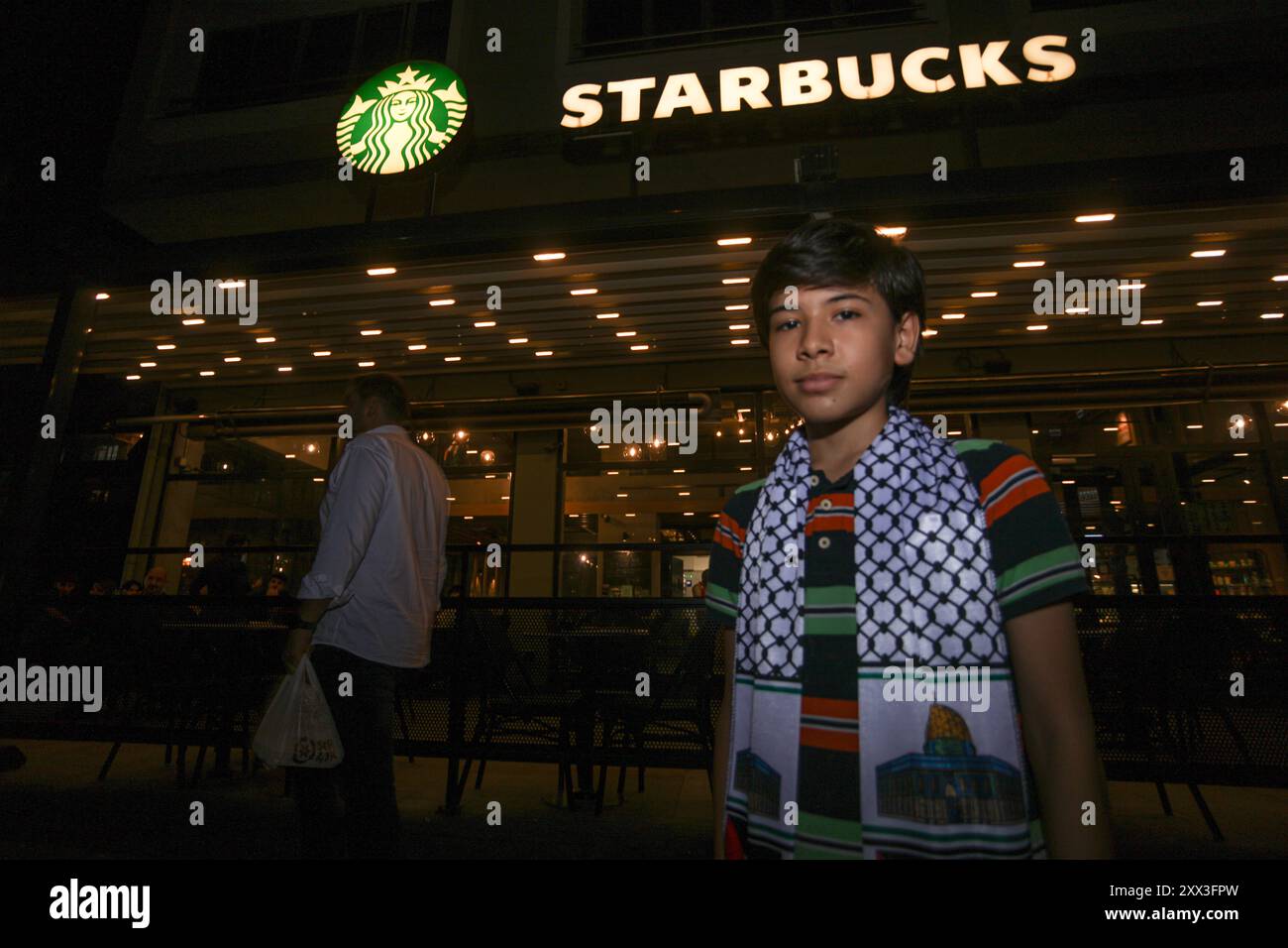 Gaziantep, Turkiye. August 2024. Türkische Demonstranten protestieren vor dem Starbucks Kaffeehaus in Gaziantep, Südturkiye. Demonstranten brachten Bilder von Kindern aus Gaza auf, die im laufenden israelischen Krieg gegen die palästinensische Enklave gefangen waren, und riefen zu einem Boykott von Unternehmen auf, die Israel unterstützen Stockfoto