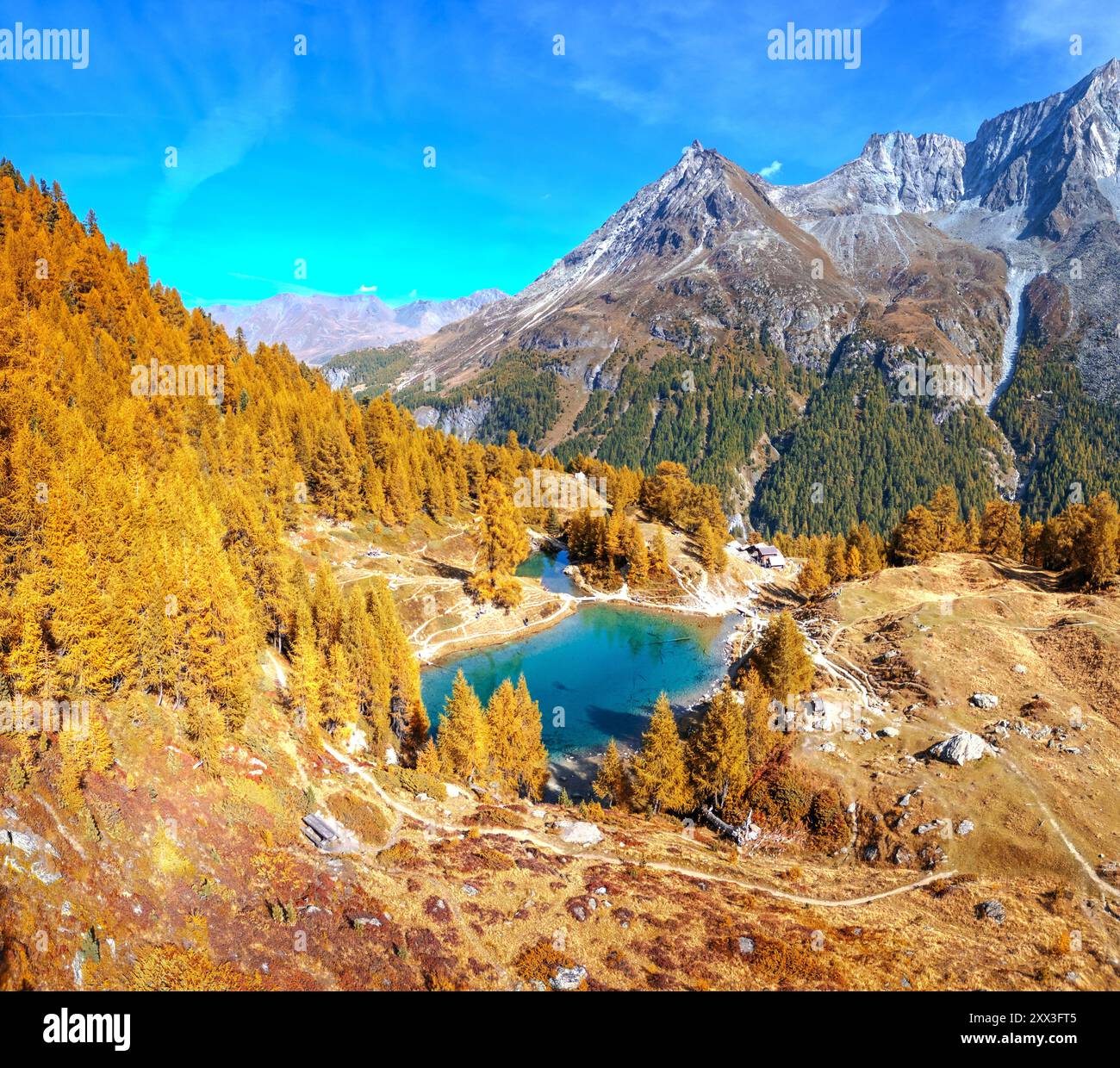 LAC Bleu in Arolla, Schweiz am Fuße des Val d'Hérens in der Herbstsaison von oben. Stockfoto