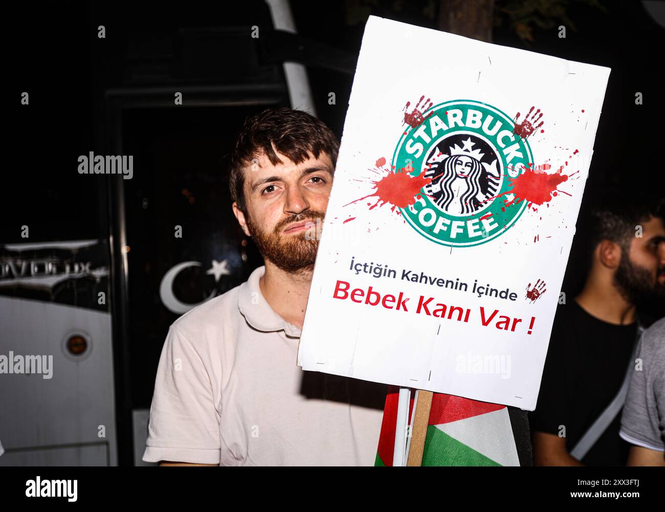 Gaziantep, Turkiye. August 2024. Türkische Demonstranten protestieren vor dem Starbucks Kaffeehaus in Gaziantep, Südturkiye. Demonstranten brachten Bilder von Kindern aus Gaza auf, die im laufenden israelischen Krieg gegen die palästinensische Enklave gefangen waren, und riefen zu einem Boykott von Unternehmen auf, die Israel unterstützen Stockfoto